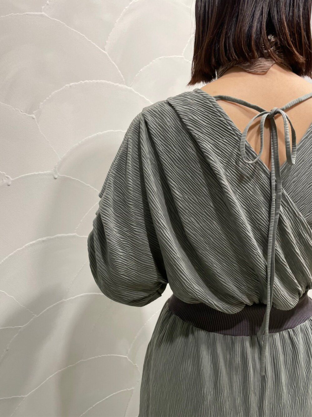 ブラック系のサンダル、ブルー系のワンピース、ベージュ系のバンダナ/スカーフを着用したレディースの春コーディネートの6枚目の写真