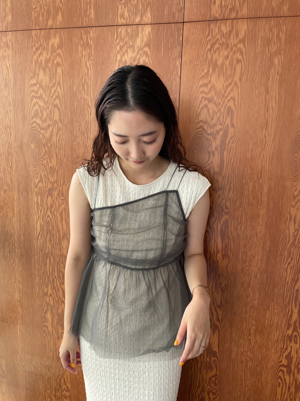 ブラック系のサンダル、ホワイト系のワンピースを着用したレディースの夏コーディネートの4枚目の写真