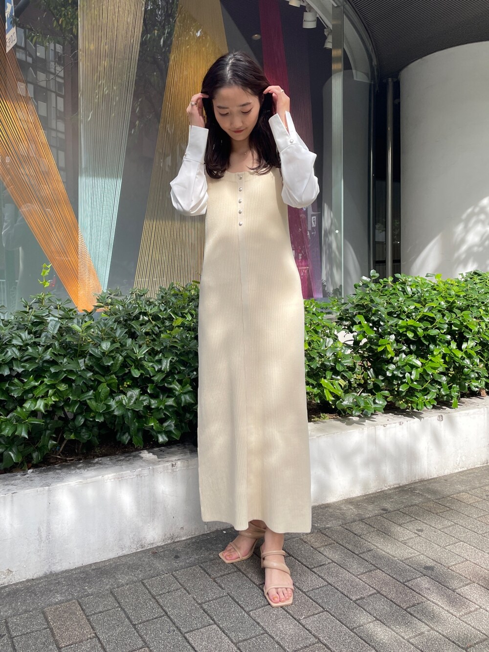 ホワイト系のワンピース、ベージュ系のサンダルを着用したレディースの冬コーディネートの8枚目の写真