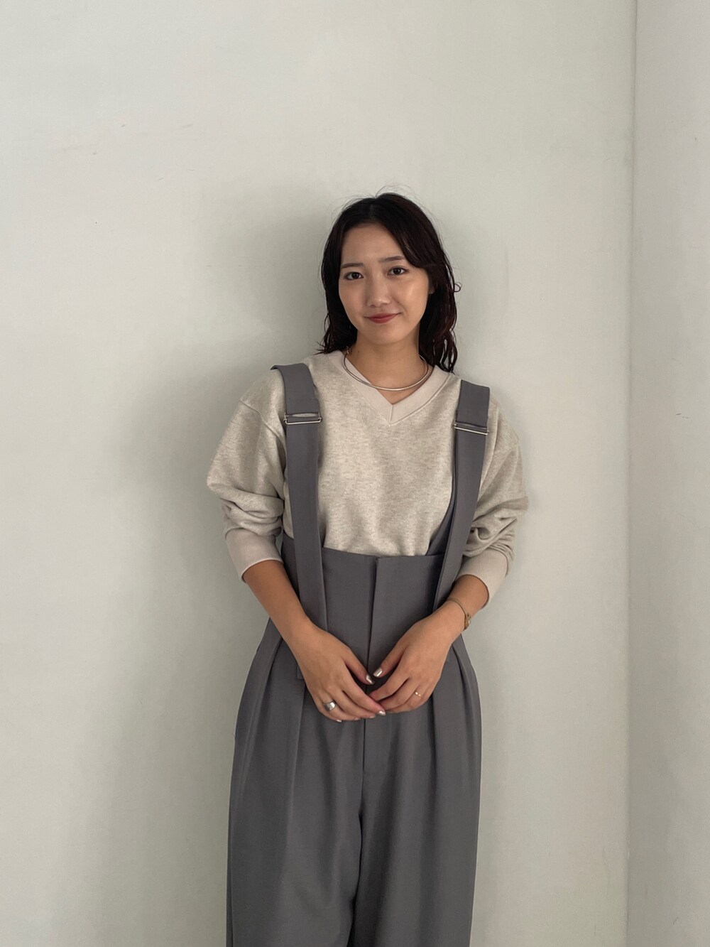 ベージュ系のスウェット、グレー系のその他パンツを着用したレディースの秋コーディネートの8枚目の写真