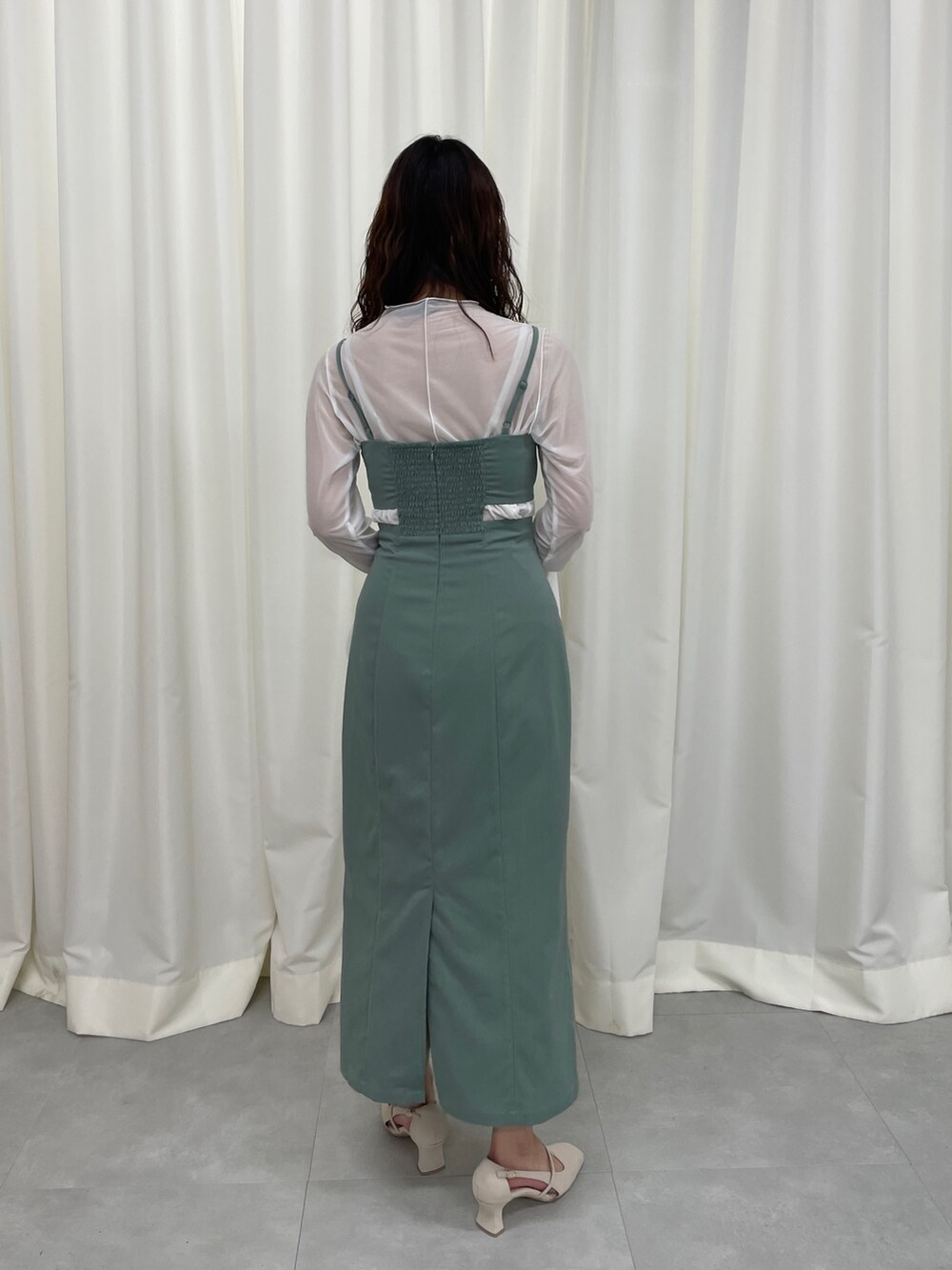グリーン系のワンピース、ホワイト系のパンプスを着用したレディースの春コーディネートの7枚目の写真