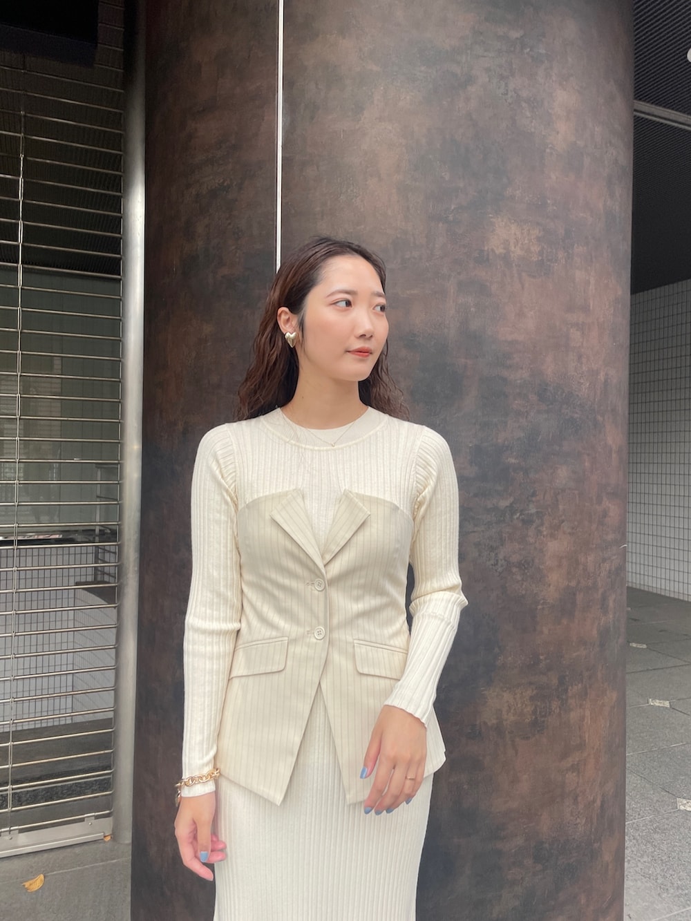 ベージュ系のブーツ、ベージュ系のワンピースを着用したレディースの冬コーディネートの7枚目の写真