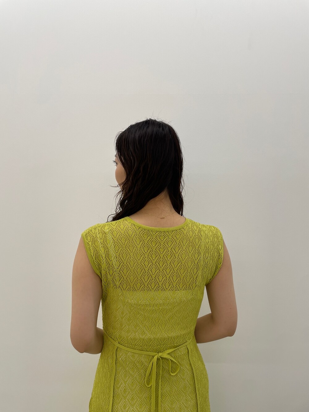 ブラック系のサンダル、グリーン系のワンピースを着用したレディースの春コーディネートの7枚目の写真