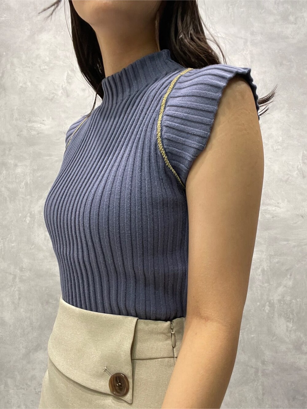 ブラック系のサンダル、ホワイト系のスカート、ブルー系のニット/セーターを着用したレディースの夏コーディネートの6枚目の写真