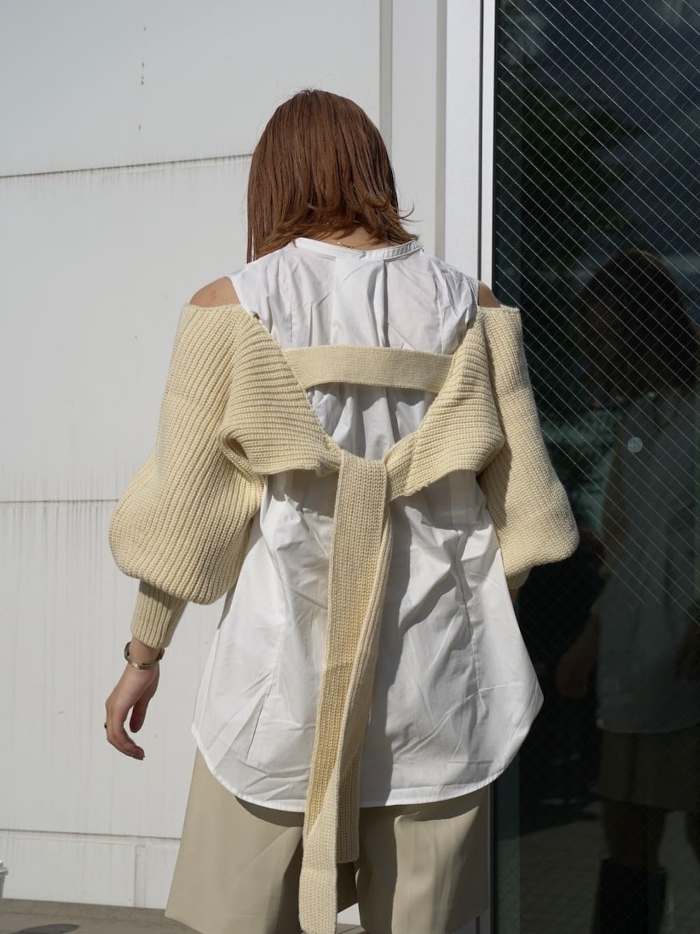 ブラック系のブーツ、ホワイト系のその他パンツ、ホワイト系のシャツ/ブラウスを着用したレディースの秋コーディネートの4枚目の写真