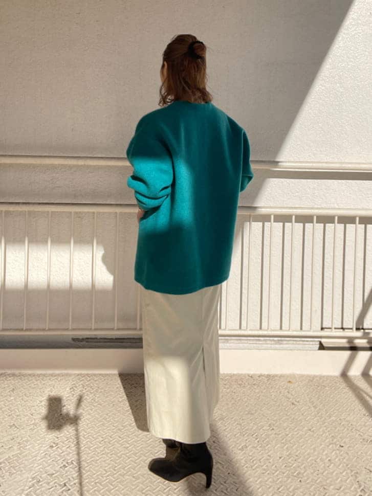 ブラック系のその他シューズ、ホワイト系のスカート、ホワイト系のニット/セーターを着用したレディースの冬コーディネートの2枚目の写真