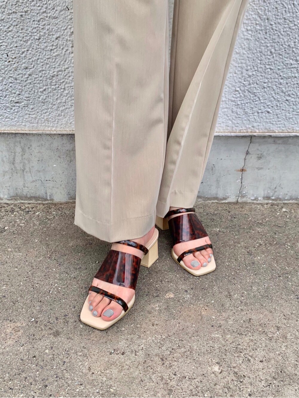 その他のその他シューズ、ピンク系のシャツ/ブラウス、ベージュ系のその他パンツを着用したレディースの春コーディネートの7枚目の写真