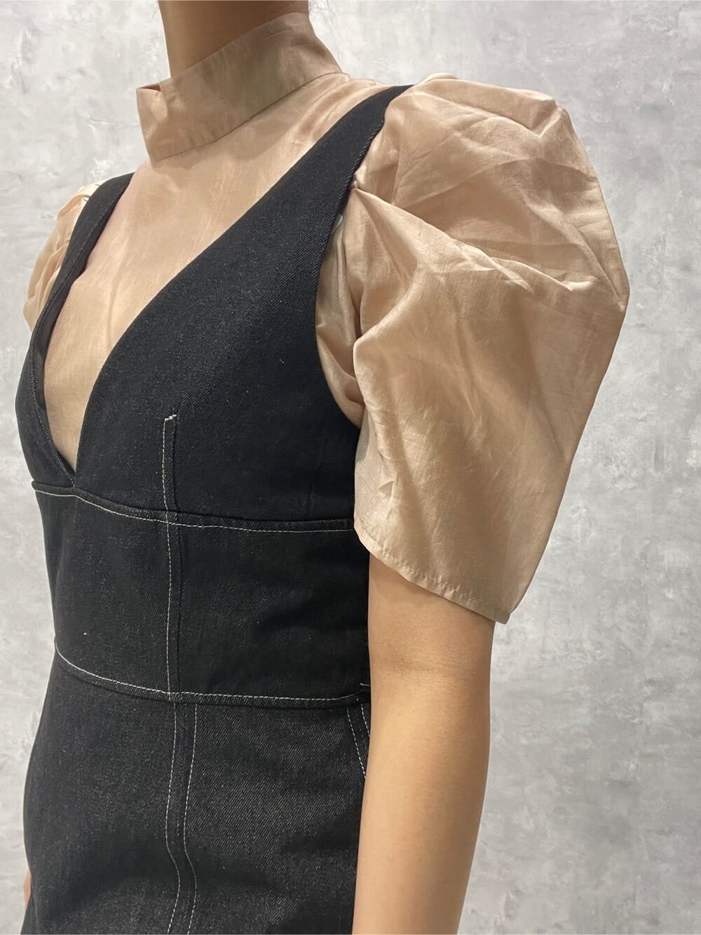 ベージュ系のシャツ/ブラウス、ベージュ系のサンダル、ブラック系のワンピースを着用したレディースの夏コーディネートの6枚目の写真