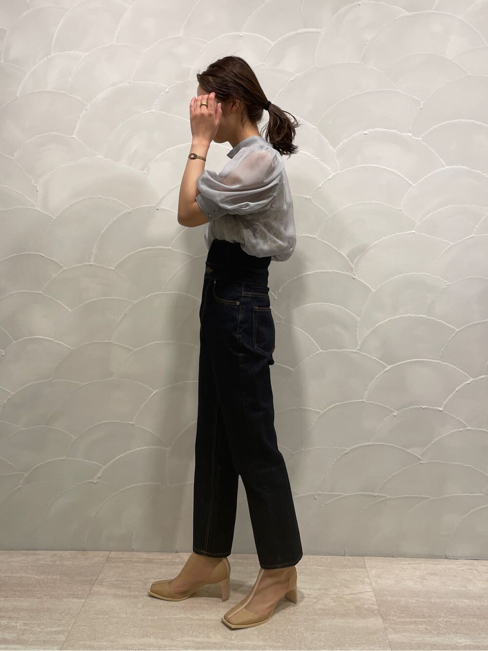 ベージュ系のブーツ、ブルー系のシャツ/ブラウス、ブルー系のデニムパンツを着用したレディースの春コーディネートの2枚目の写真