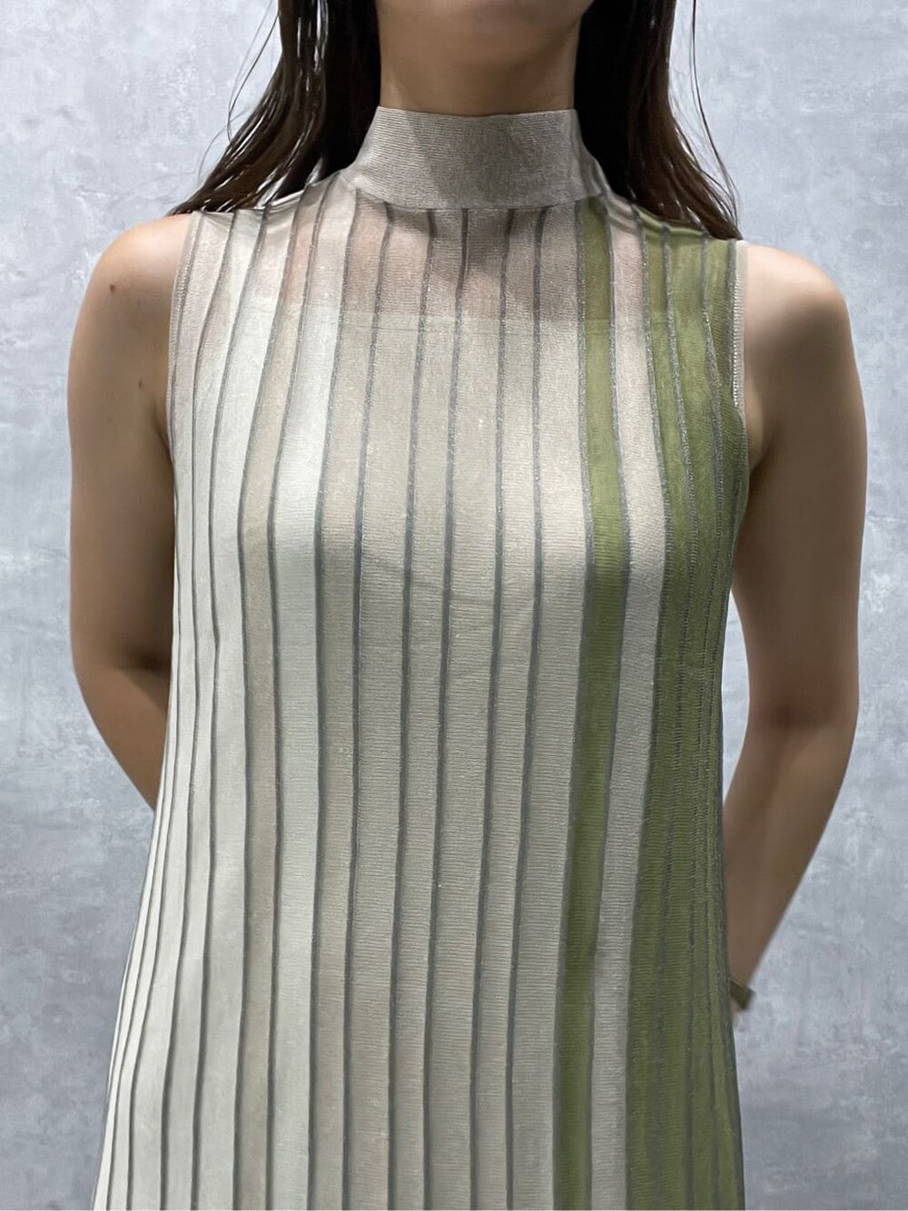 グリーン系のワンピース、ベージュ系のサンダルを着用したレディースの夏コーディネートの5枚目の写真