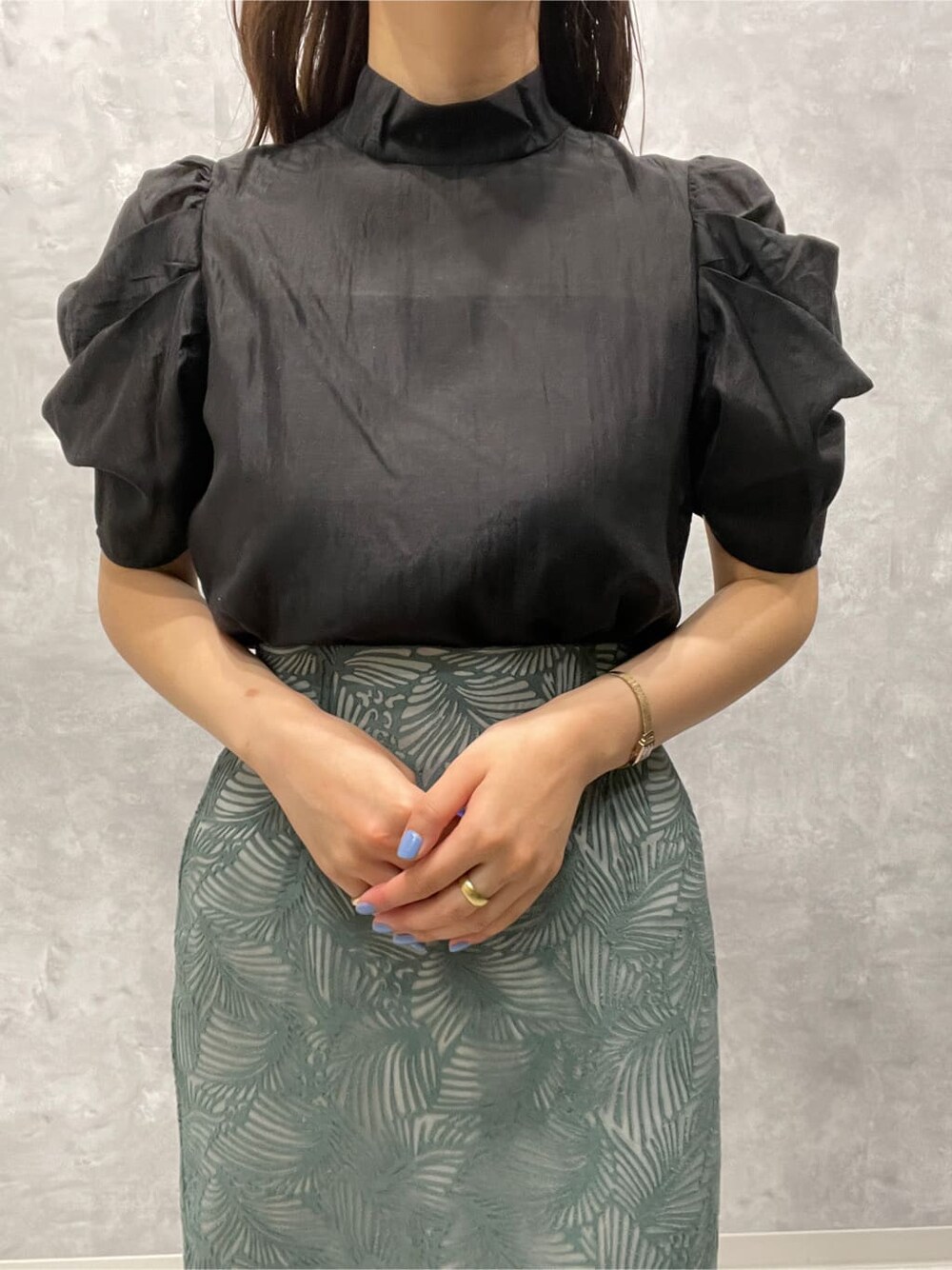 ブラック系のシャツ/ブラウス、グリーン系のサンダル、ブルー系のスカートを着用したレディースの夏コーディネートの5枚目の写真