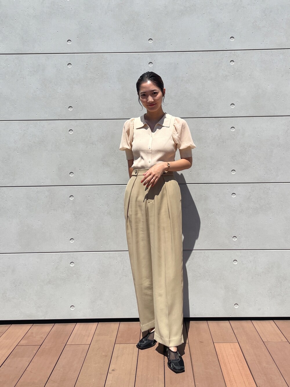 ホワイト系のニット/セーター、ピンク系のカーディガン/ボレロ、ブラック系のパンプスを着用したレディースの秋コーディネートの7枚目の写真