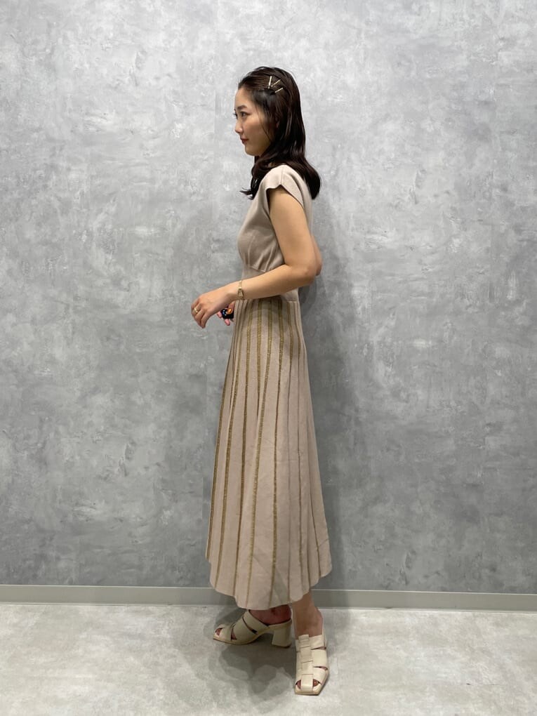 ホワイト系のサンダル、ベージュ系のワンピースを着用したレディースの夏コーディネートの5枚目の写真