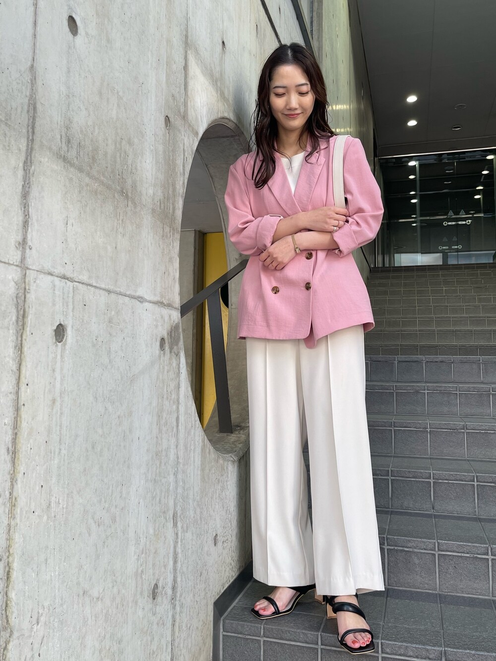 ホワイト系のその他パンツ、ピンク系のテーラードジャケット、ホワイト系のニット/セーターを着用したレディースの冬コーディネートの4枚目の写真