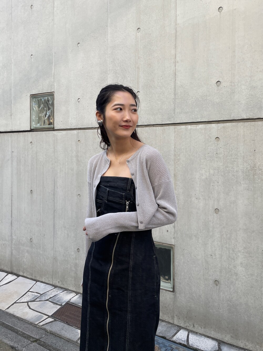 ブラック系のワンピース、シルバー系のカーディガン/ボレロ、シルバー系のパンプスを着用したレディースの冬コーディネートの7枚目の写真