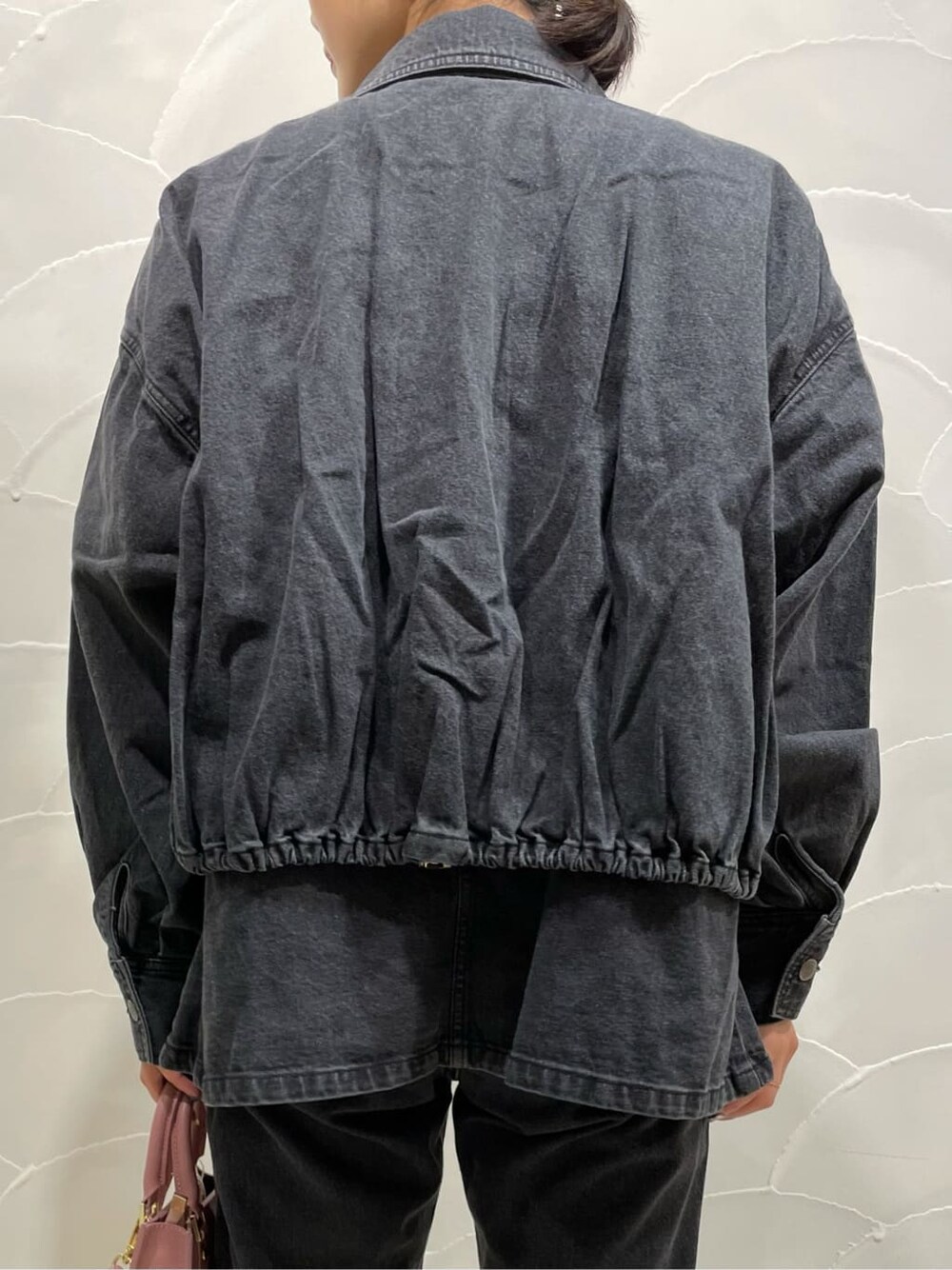 ブラック系のデニムジャケット、ブラック系のスカート、ブラック系のその他シューズを着用したレディースの夏コーディネートの10枚目の写真