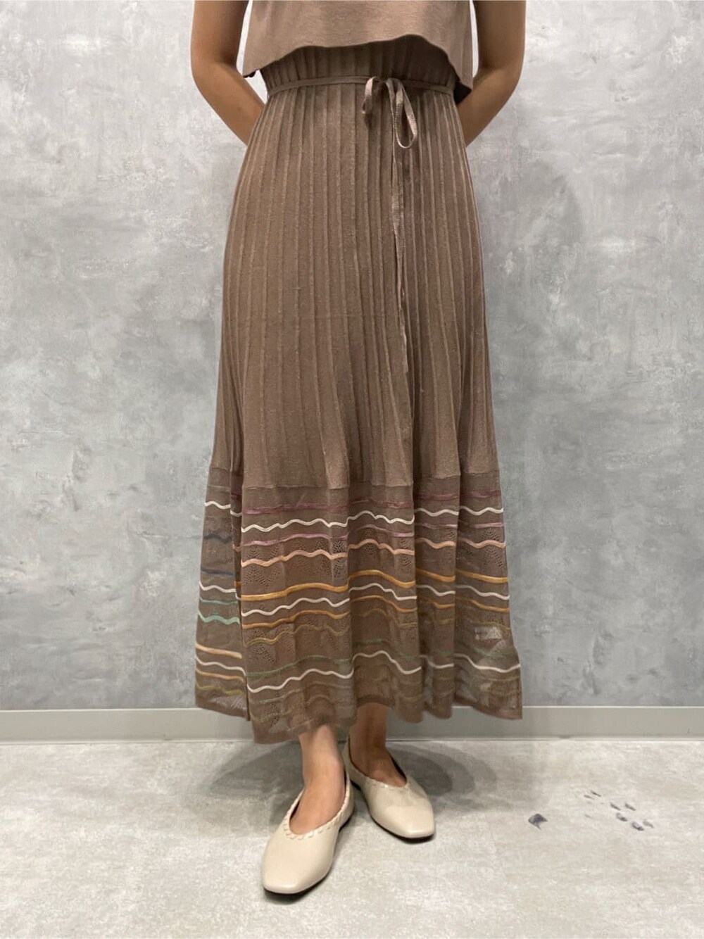 ブラウン系のワンピース、ホワイト系のパンプスを着用したレディースの夏コーディネートの7枚目の写真