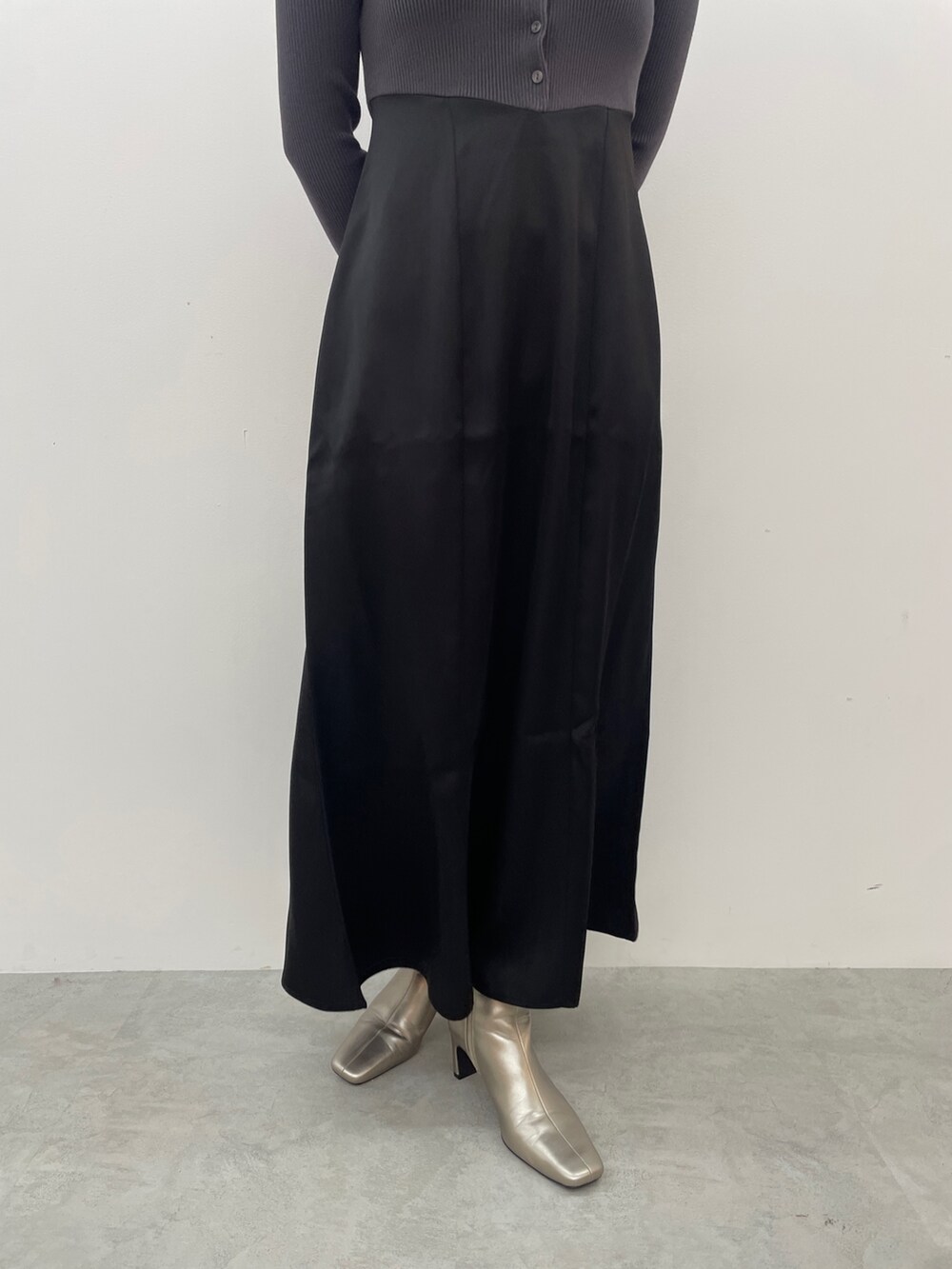 グレー系のワンピース、シルバー系のブーツを着用したレディースの秋コーディネートの8枚目の写真