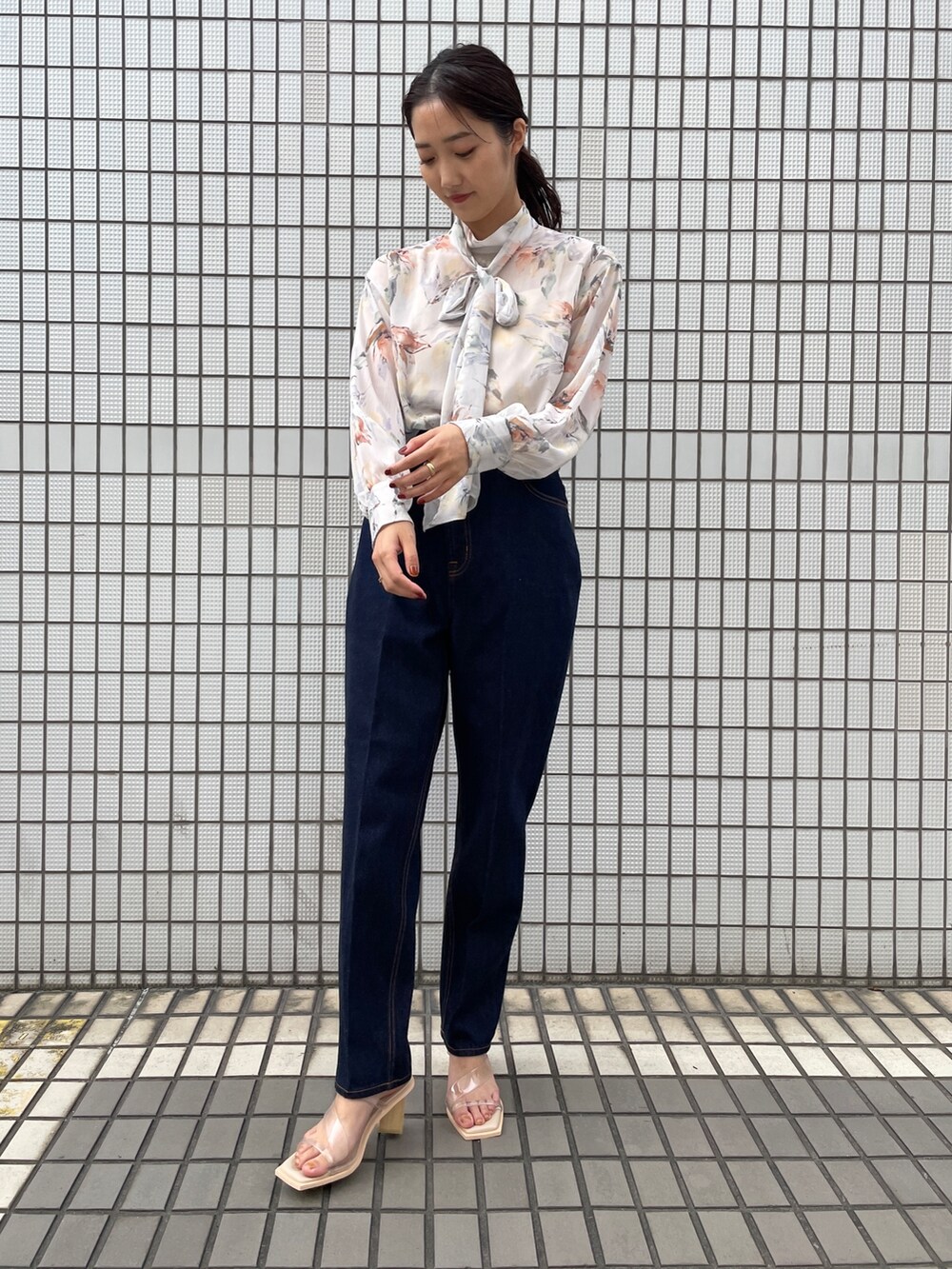 その他のサンダル、ホワイト系のシャツ/ブラウス、ブルー系のデニムパンツを着用したレディースの冬コーディネートの2枚目の写真