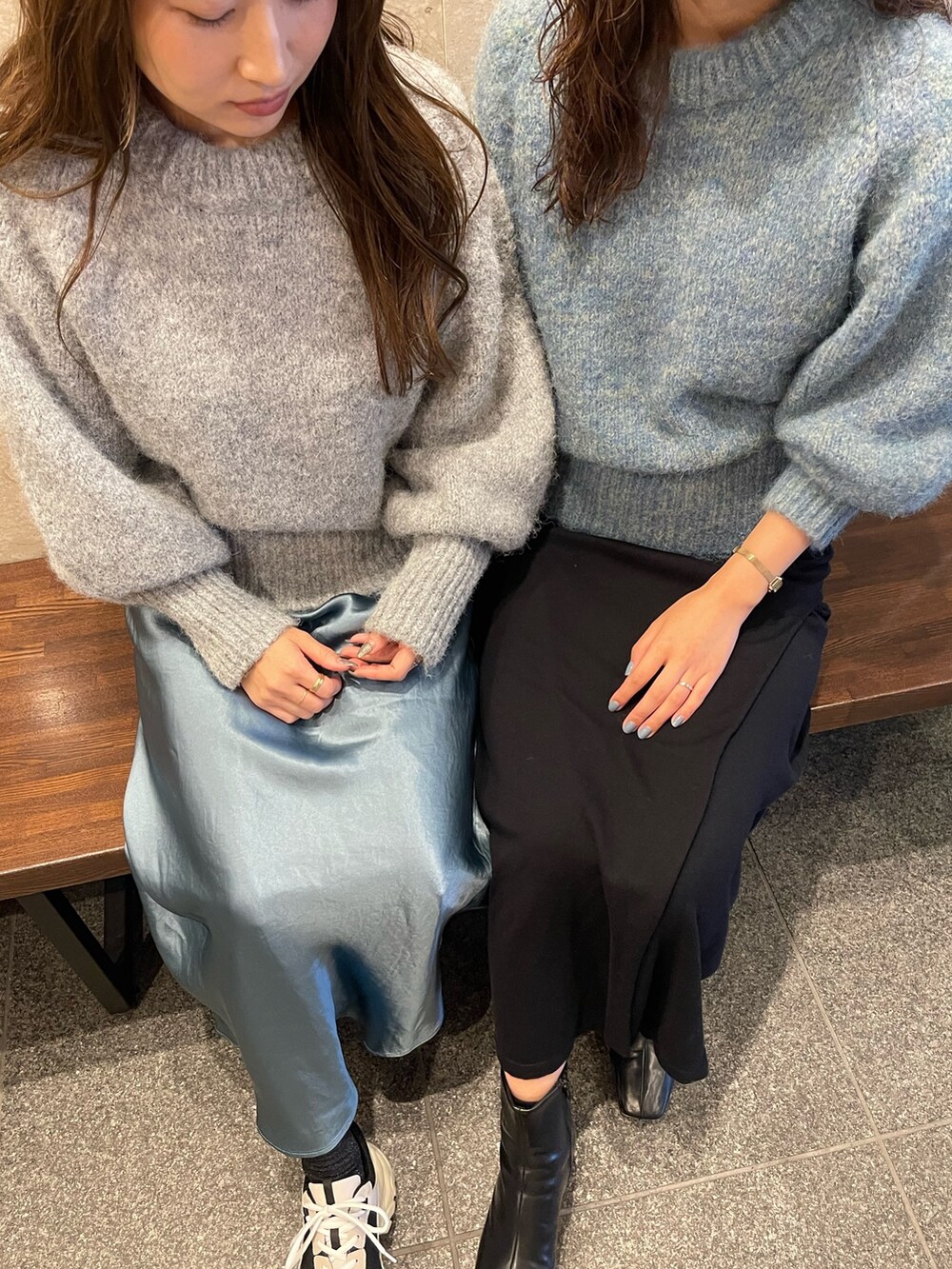 グリーン系のニット/セーター、ブラック系のブーツ、ブラック系のスカートを着用したレディースの冬コーディネートの5枚目の写真