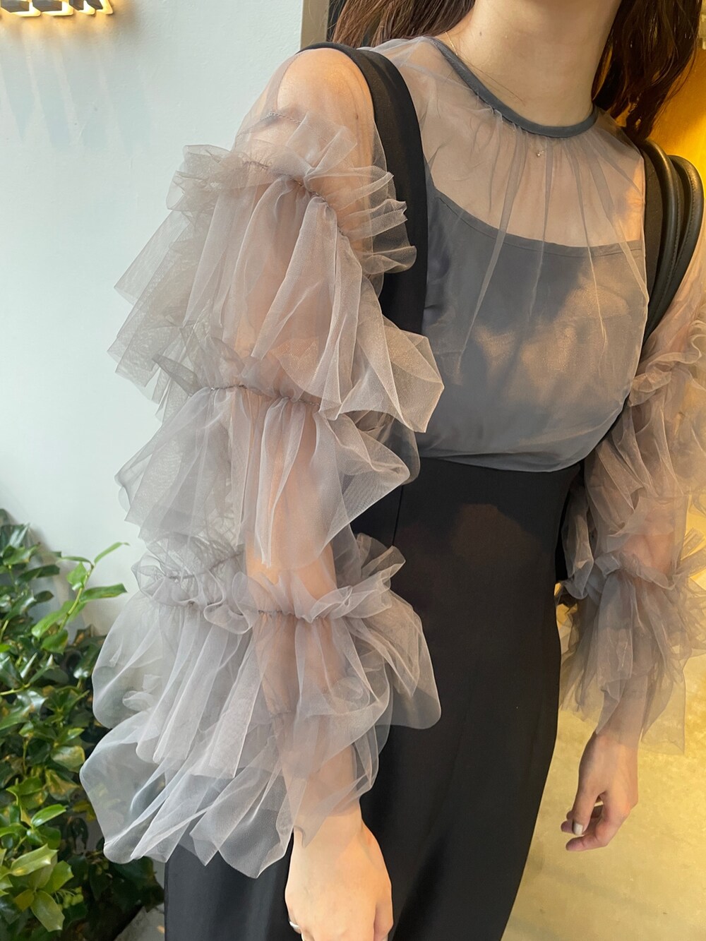 グレー系のシャツ/ブラウス、ブラック系のブーツ、ブラック系のその他パンツを着用したレディースの秋コーディネートの7枚目の写真