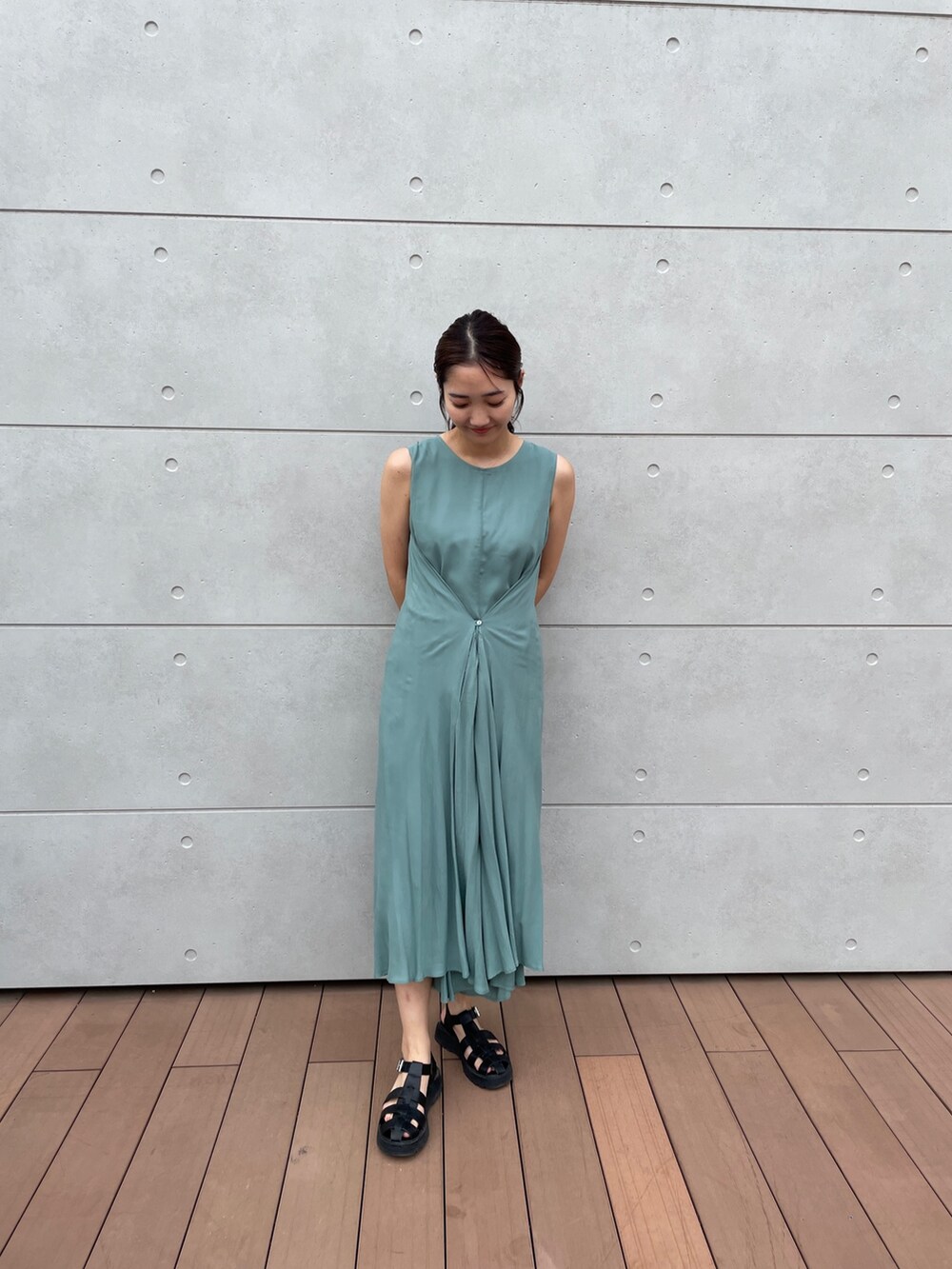 グリーン系のワンピースを着用したレディースの夏コーディネートの2枚目の写真