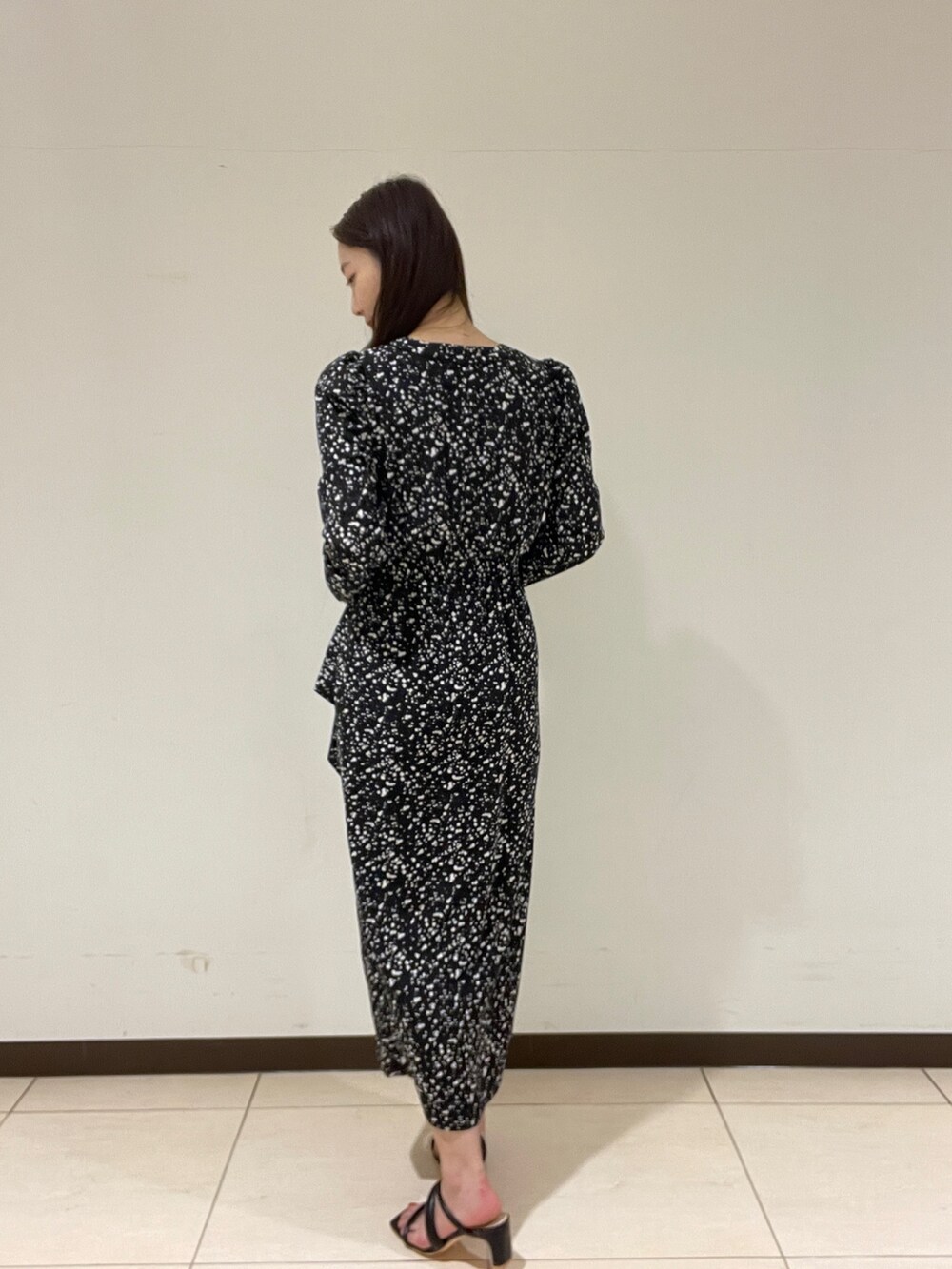 ブラック系のサンダル、ブラック系のワンピースを着用したレディースの春コーディネートの4枚目の写真