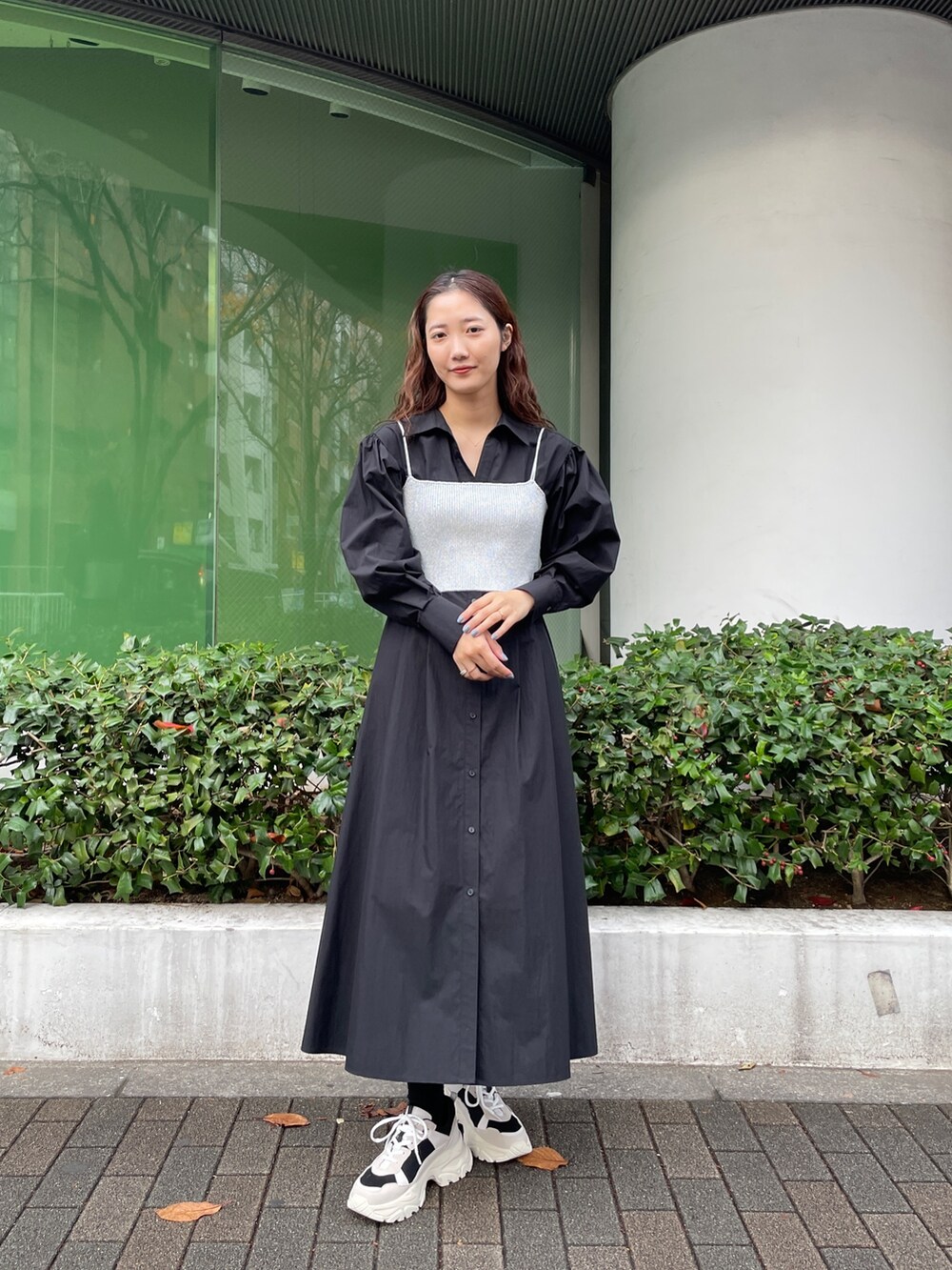 ブラック系のスニーカー、ブラック系のシャツワンピースを着用したレディースの冬コーディネートの4枚目の写真