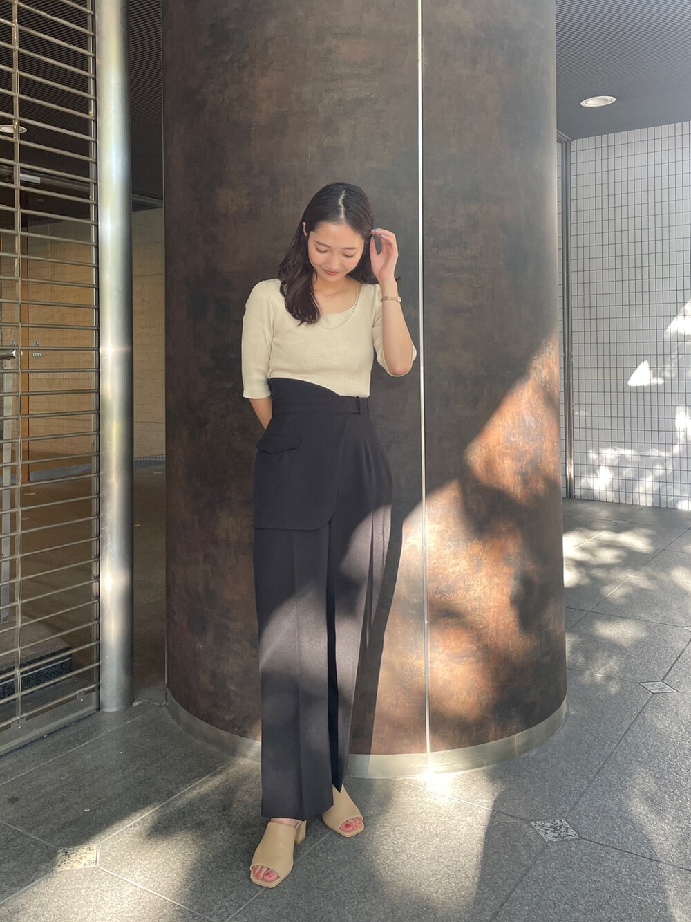 ベージュ系のサンダル、ブラック系のその他パンツ、ホワイト系のニット/セーターを着用したレディースの夏コーディネートの5枚目の写真