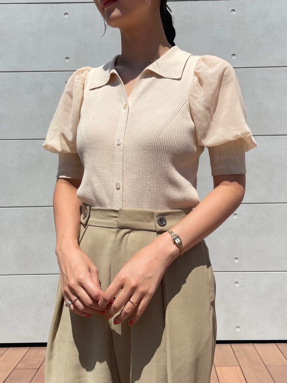 ホワイト系のニット/セーター、ピンク系のカーディガン/ボレロ、ブラック系のパンプスを着用したレディースの秋コーディネートの10枚目の写真