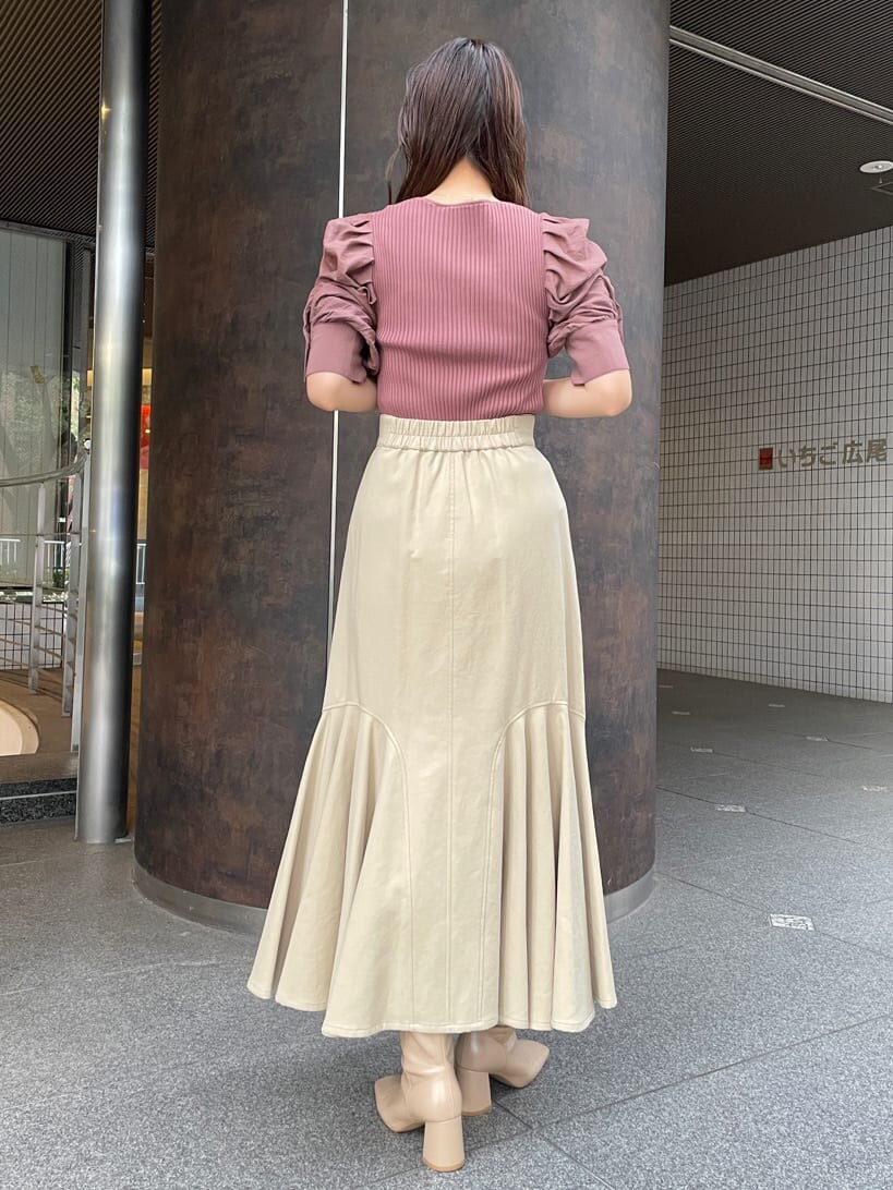 ベージュ系のスカート、ブラウン系のニット/セーター、ベージュ系のスカートを着用したレディースの秋コーディネートの5枚目の写真