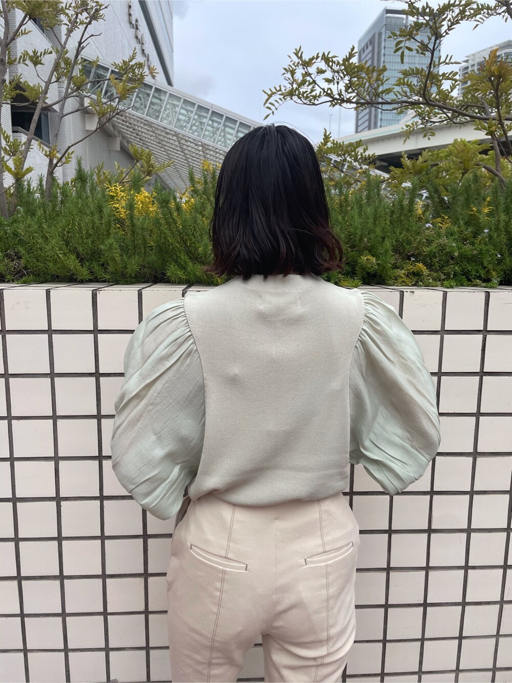 ホワイト系のサンダル、ホワイト系のその他パンツ、グリーン系のニット/セーターを着用したレディースの春コーディネートの4枚目の写真