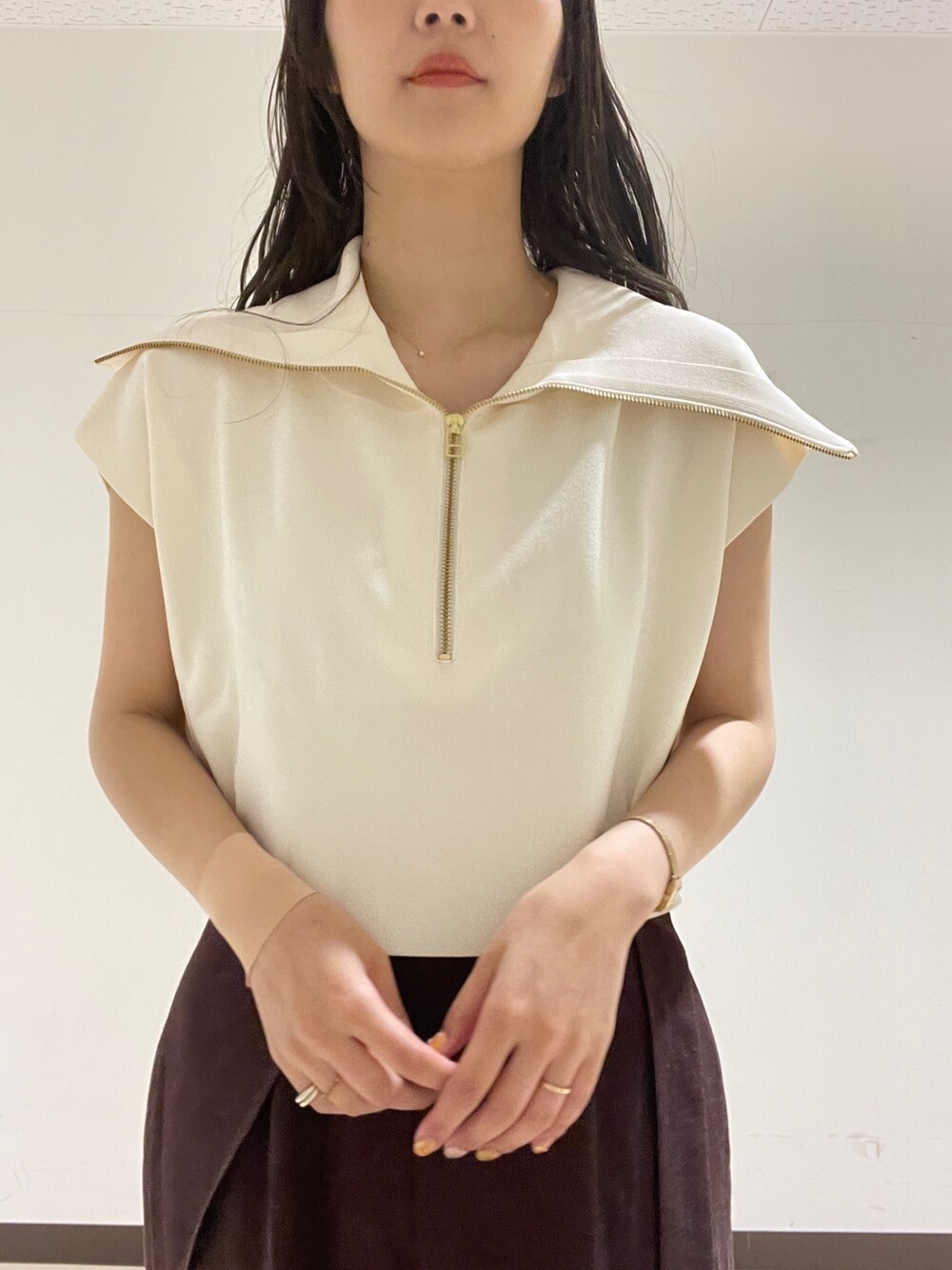 ブラウン系のその他パンツ、ホワイト系のニット/セーター、ベージュ系のサンダルを着用したレディースの春コーディネートの7枚目の写真