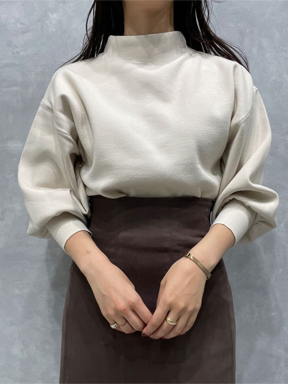 ベージュ系のブーツ、ブラウン系のスカート、イエロー系のカーディガン/ボレロを着用したレディースの秋コーディネートの9枚目の写真