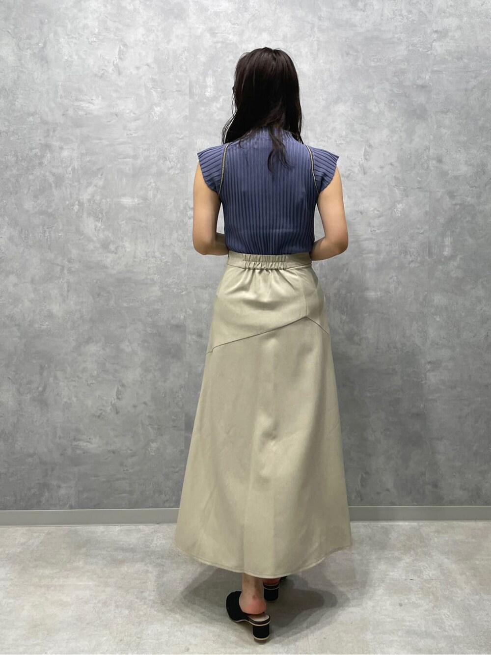 ブラック系のサンダル、ホワイト系のスカート、ブルー系のニット/セーターを着用したレディースの夏コーディネートの4枚目の写真