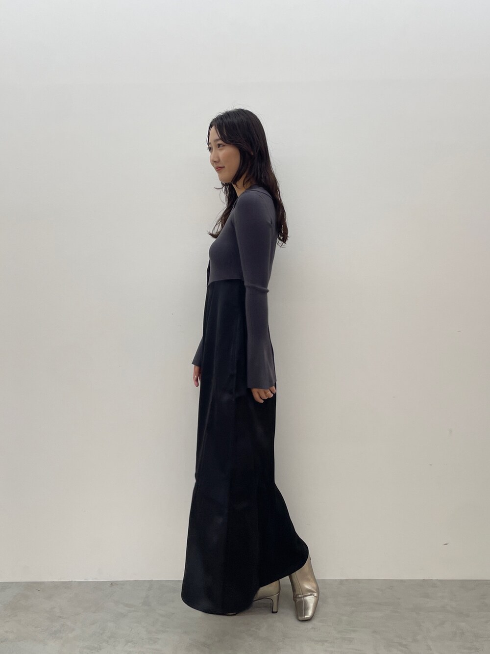 グレー系のワンピース、シルバー系のブーツを着用したレディースの秋コーディネートの3枚目の写真