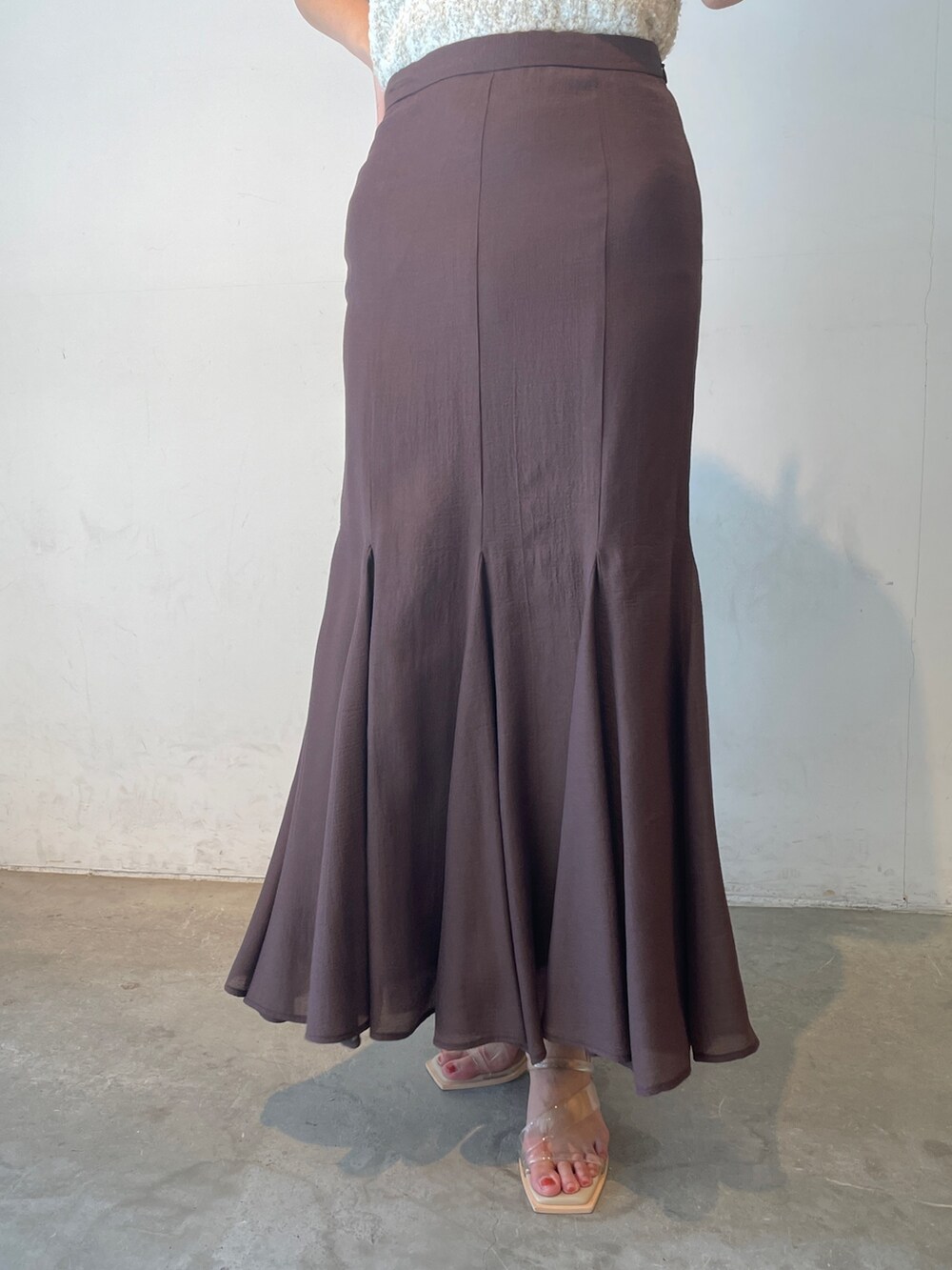 その他のサンダル、ホワイト系のニット/セーター、ブラウン系のスカートを着用したレディースの春コーディネートの8枚目の写真