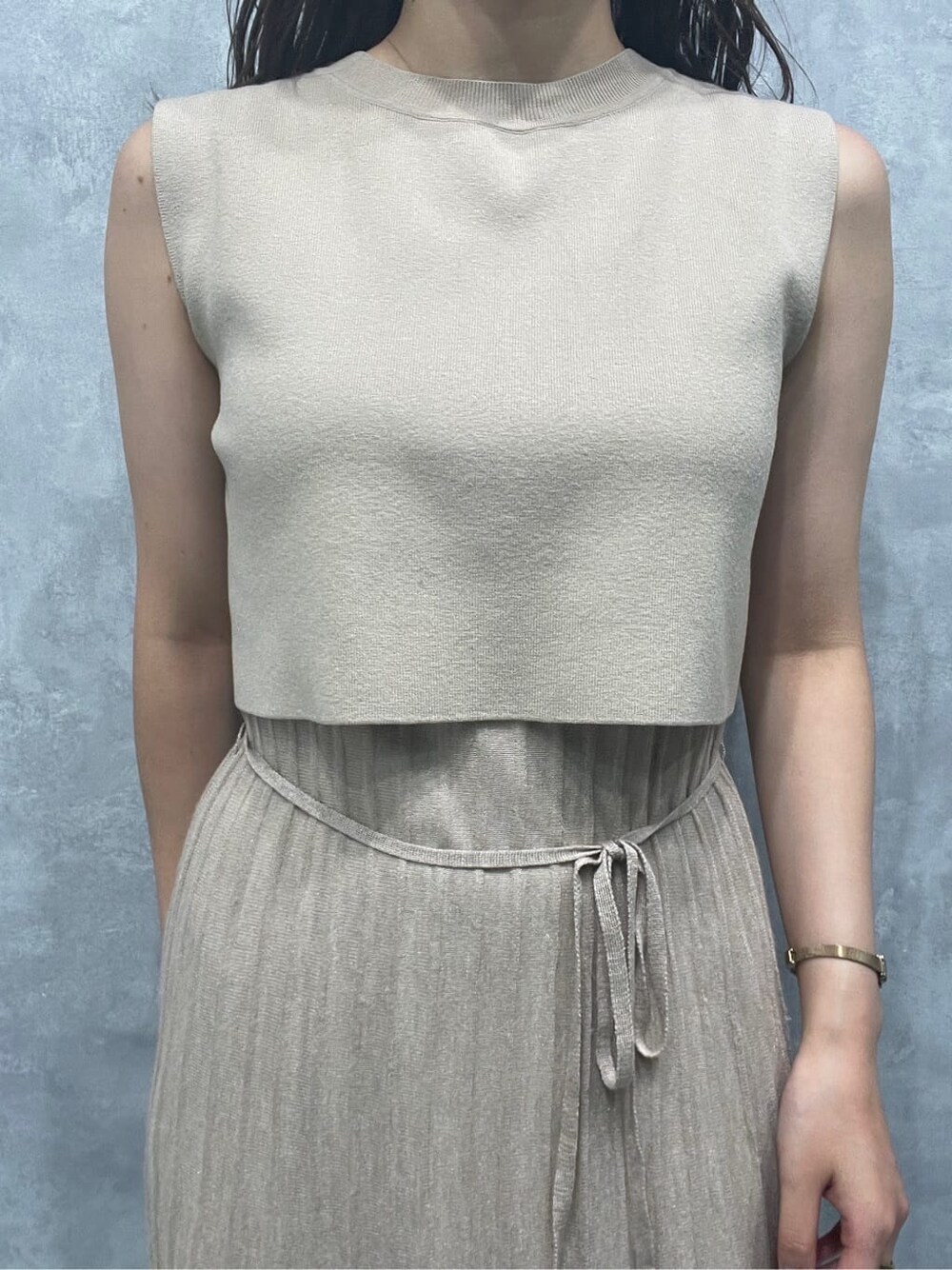 ベージュ系のワンピース、ホワイト系のサンダルを着用したレディースの夏コーディネートの5枚目の写真