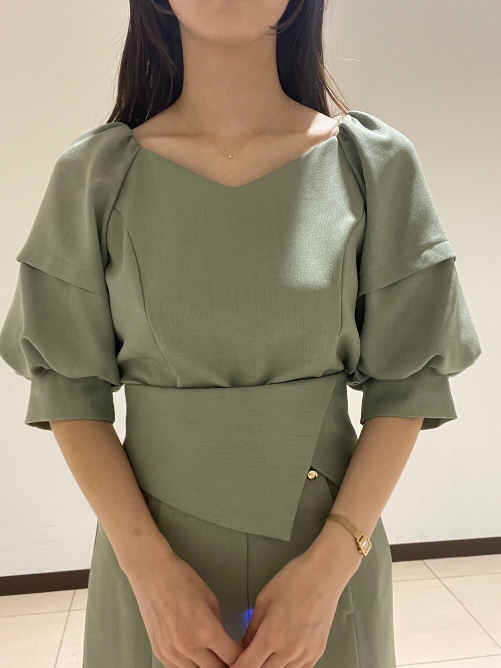 グリーン系のスカート、グリーン系のシャツ/ブラウスを着用したレディースの春コーディネートの6枚目の写真