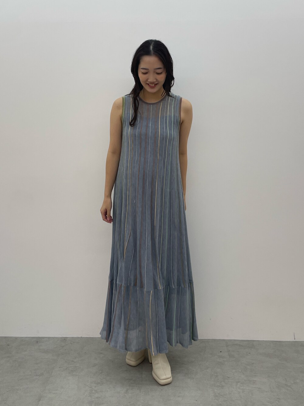 ホワイト系のサンダル、ブルー系のワンピースを着用したレディースの春コーディネートの3枚目の写真