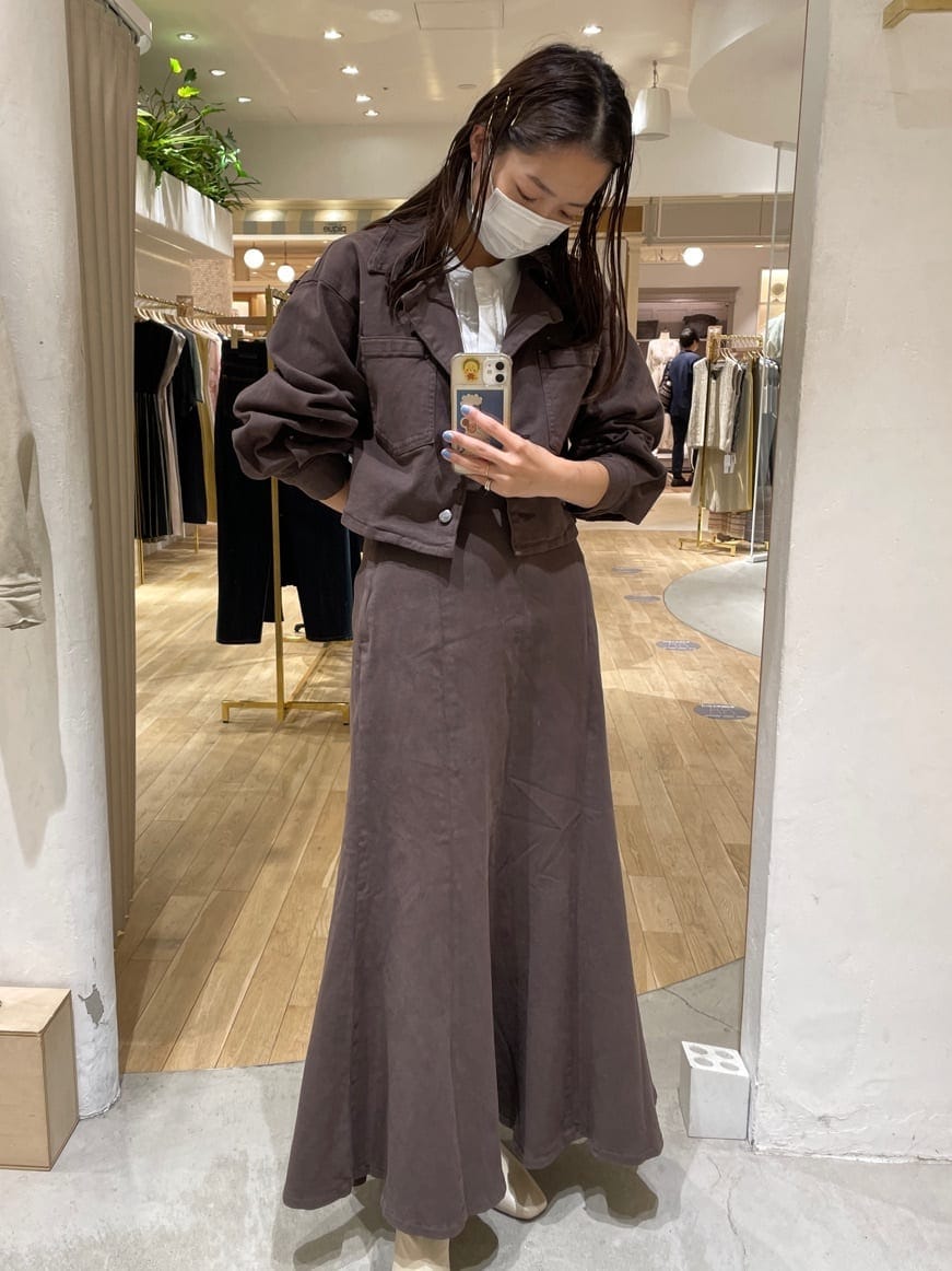 ブラウン系のデニムジャケット、ホワイト系のシャツ/ブラウス、ブラウン系のスカートを着用したレディースの夏コーディネートの4枚目の写真