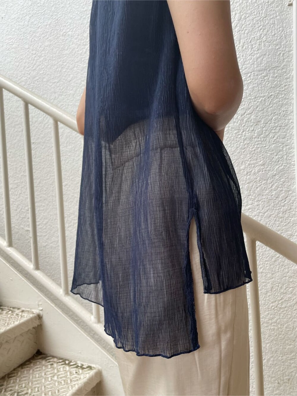 ホワイト系のその他パンツ、ブルー系のシャツ/ブラウス、ゴールド系のネックレスを着用したレディースの夏コーディネートの5枚目の写真