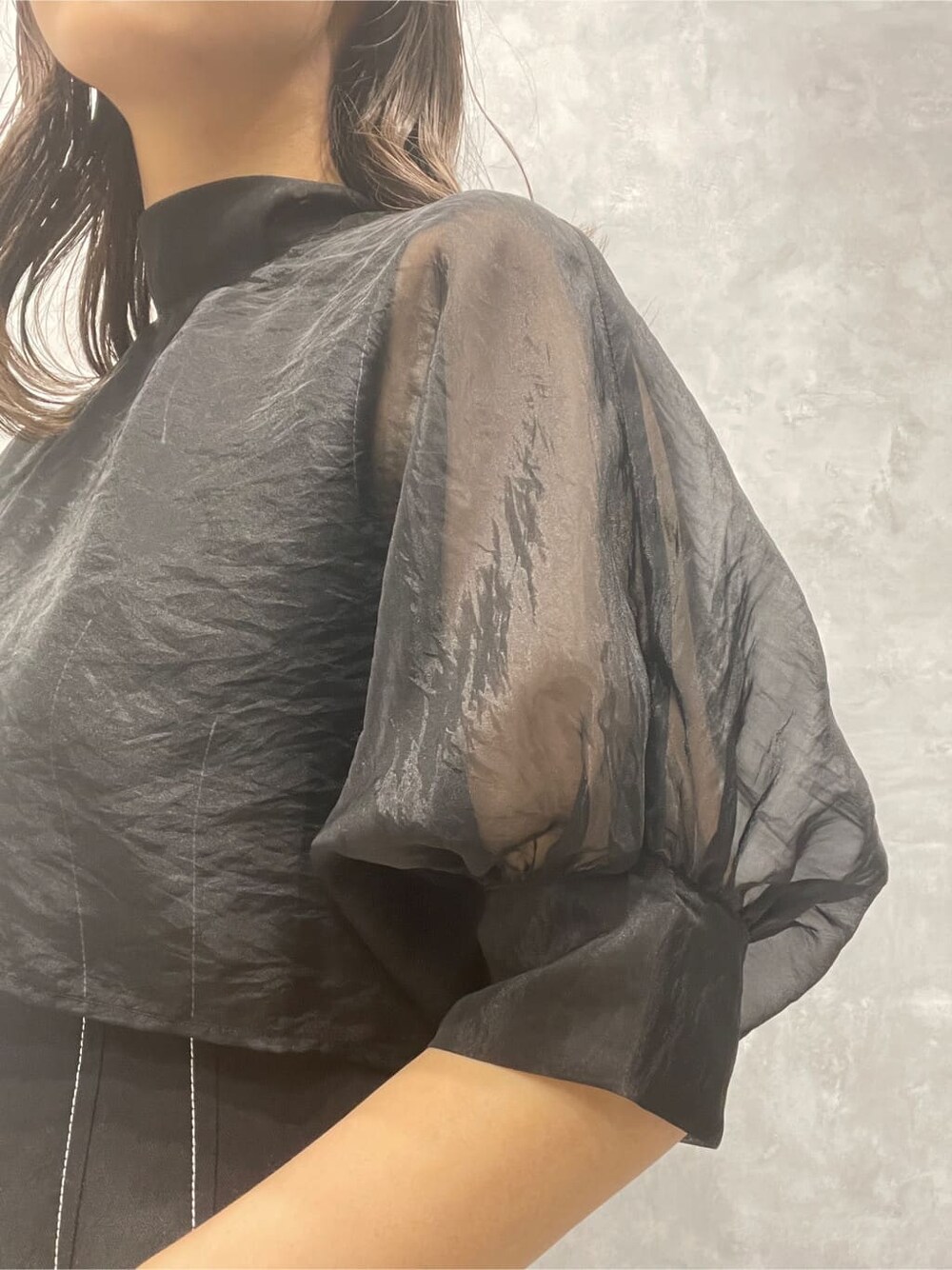 ブラウン系のサンダル、ホワイト系のハンドバッグ、ブラック系のワンピースを着用したレディースの夏コーディネートの6枚目の写真