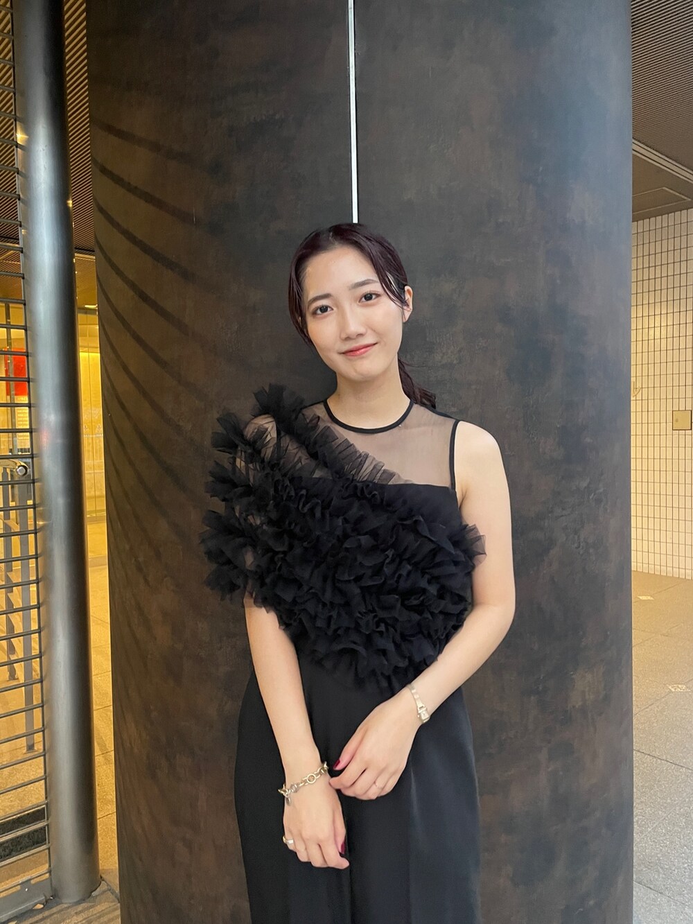 ブラック系のパンプス、ブラック系のパンツドレスを着用したレディースの秋コーディネートの4枚目の写真