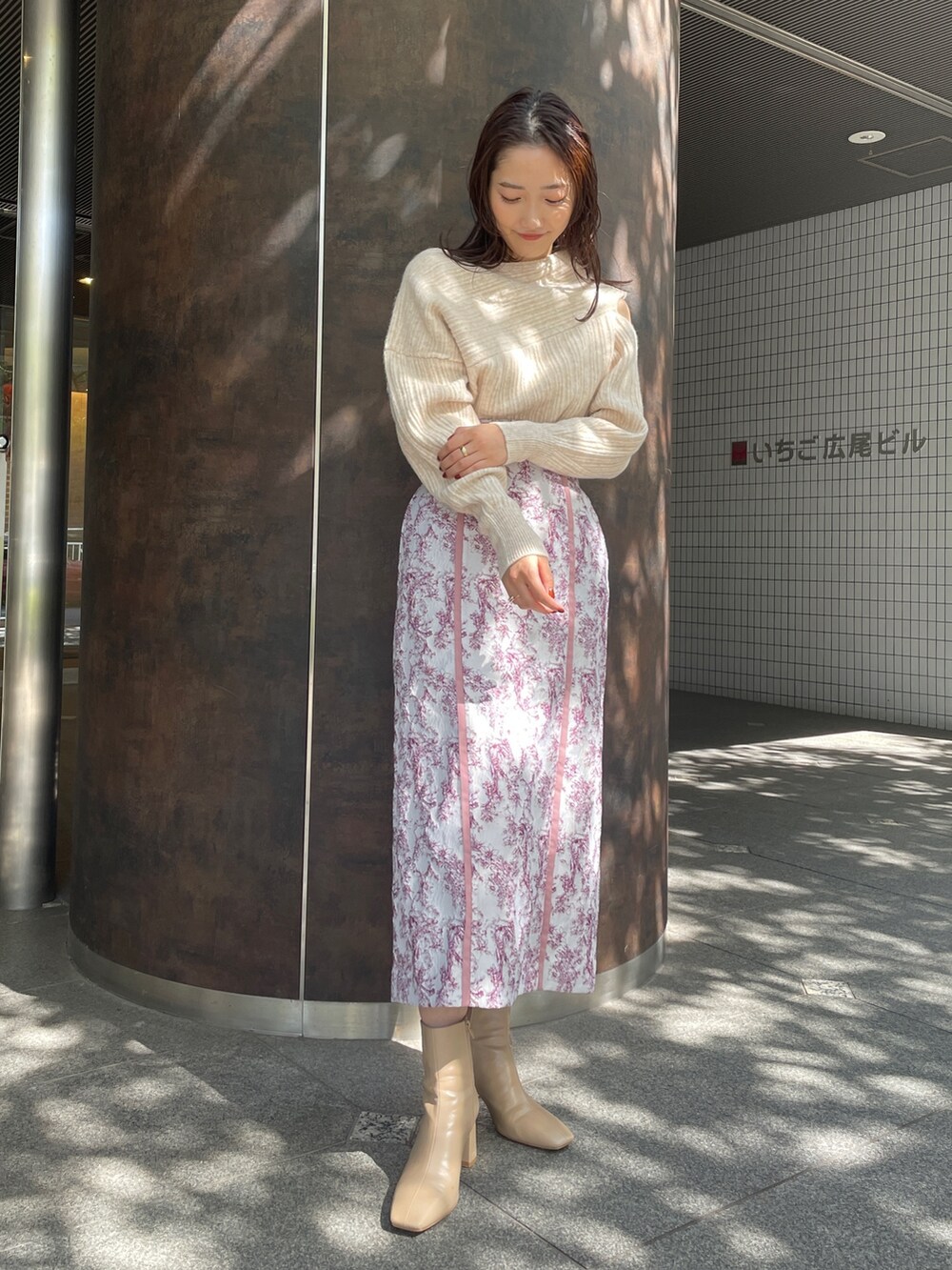 ホワイト系のニット/セーター、ベージュ系のブーツ、ピンク系のスカートを着用したレディースの秋コーディネートの6枚目の写真