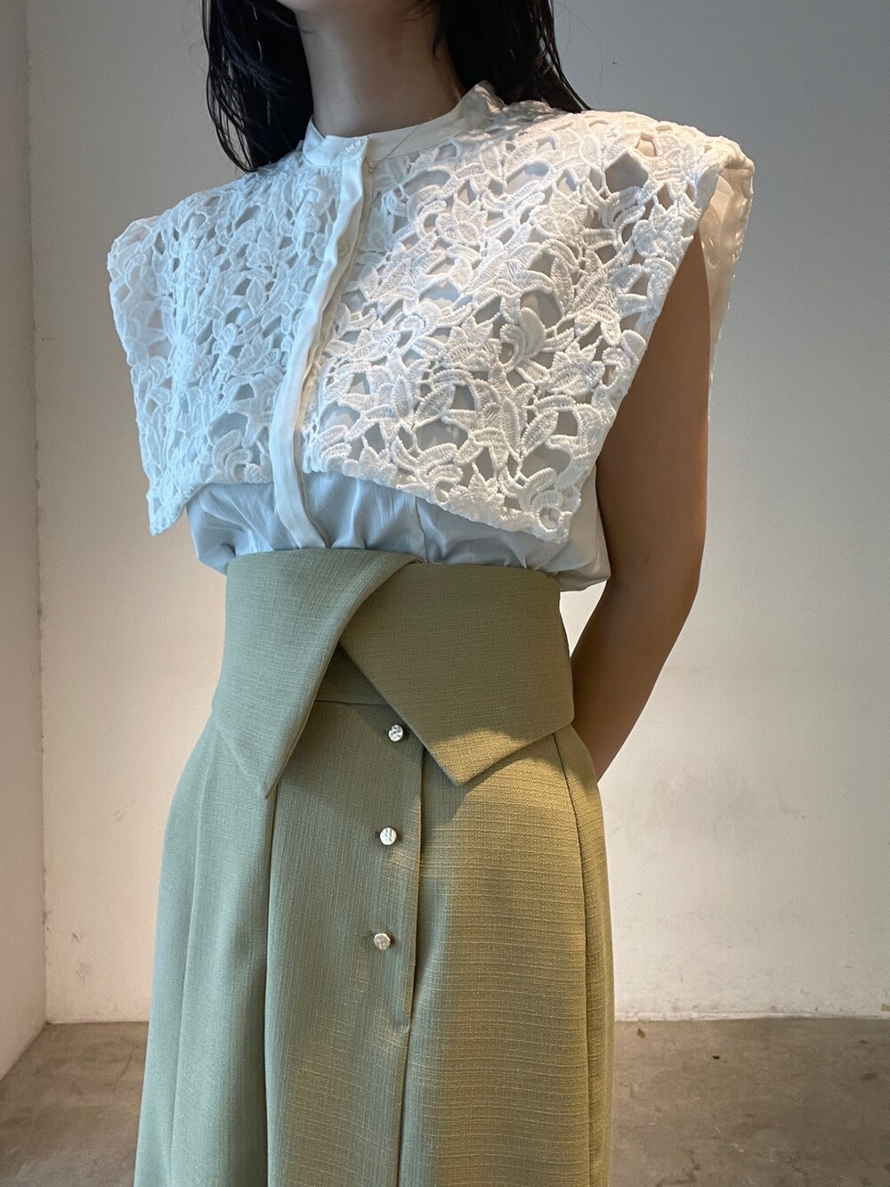 ホワイト系のシャツ/ブラウス、ベージュ系のサンダル、イエロー系のスカートを着用したレディースの夏コーディネートの7枚目の写真