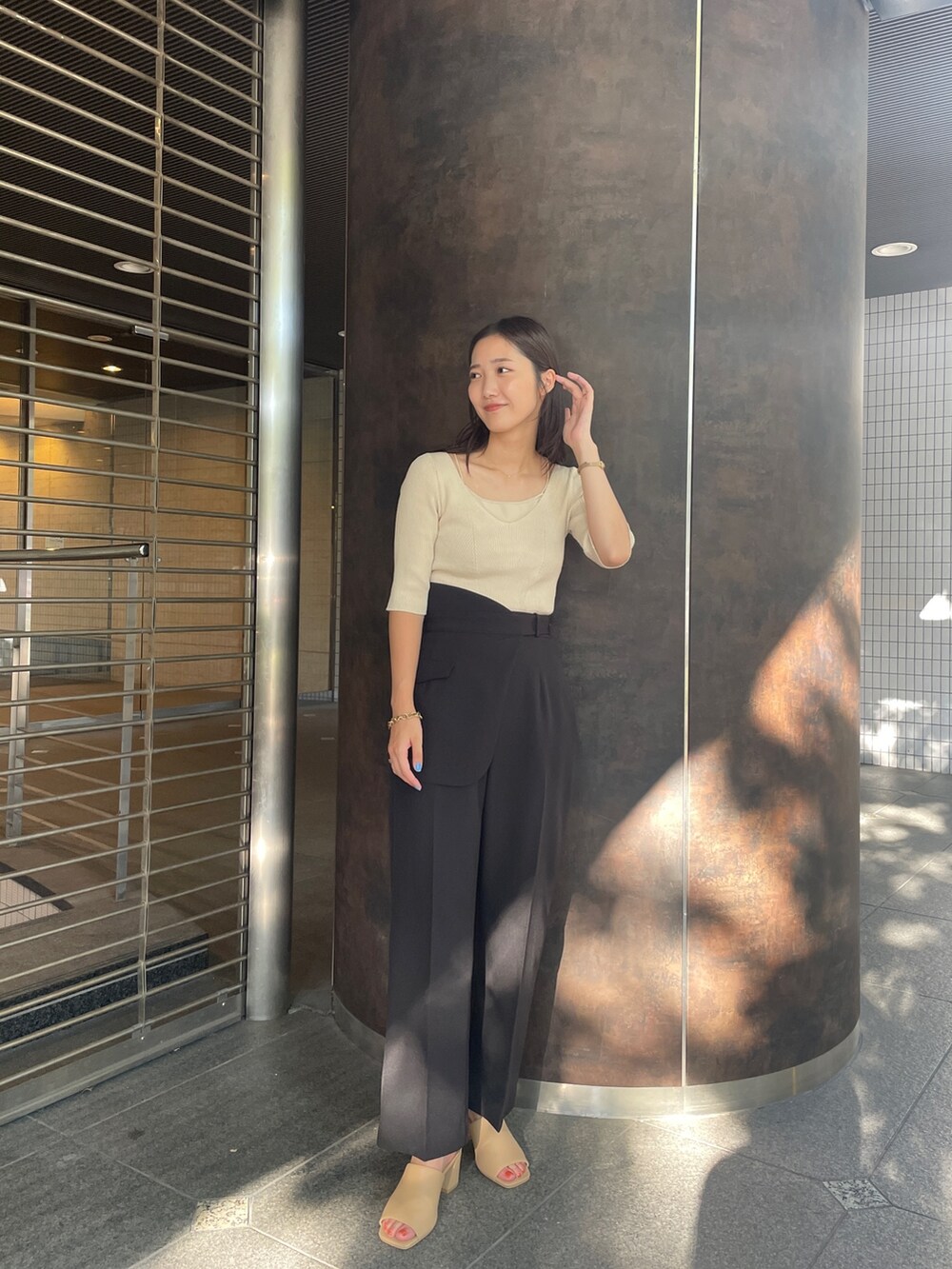 ベージュ系のサンダル、ブラック系のその他パンツ、ホワイト系のニット/セーターを着用したレディースの夏コーディネートの2枚目の写真