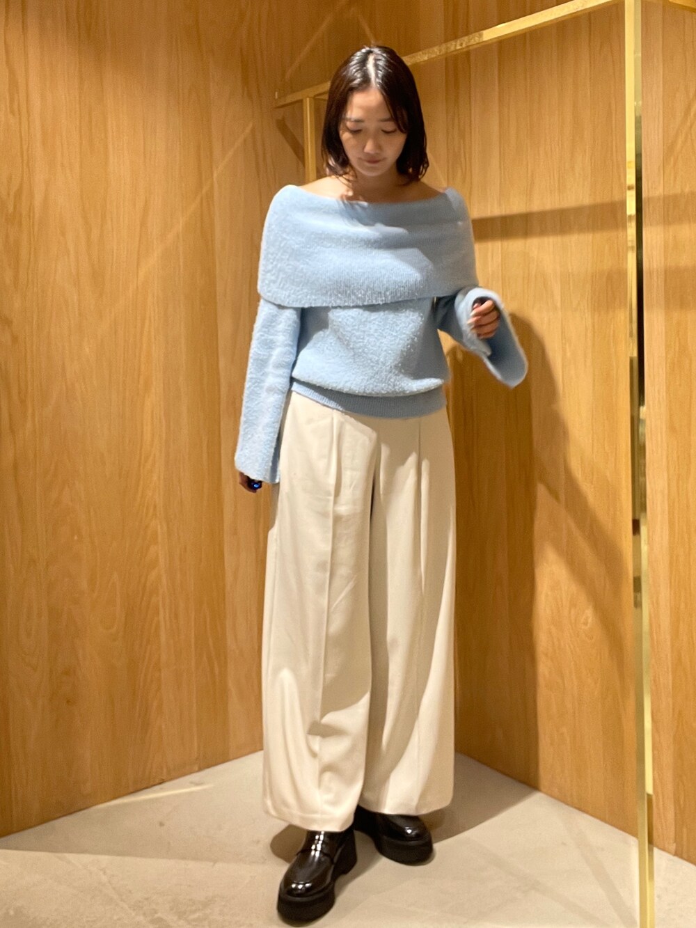 ホワイト系のその他パンツ、ブルー系のニット/セーター、ブラック系のローファーを着用したレディースの秋コーディネートの2枚目の写真