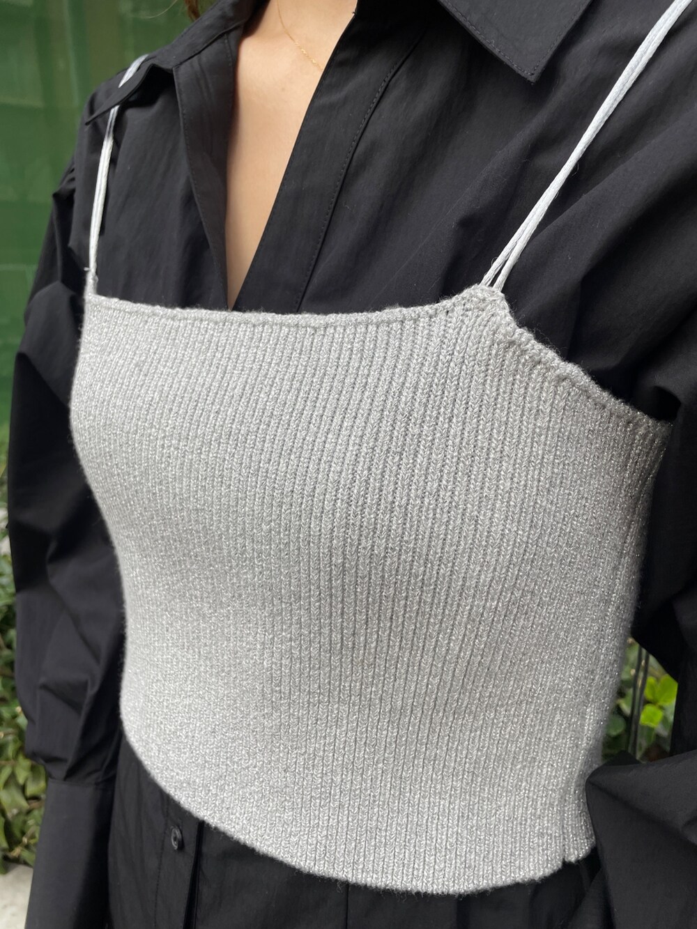 ブラック系のスニーカー、ブラック系のシャツワンピースを着用したレディースの冬コーディネートの10枚目の写真