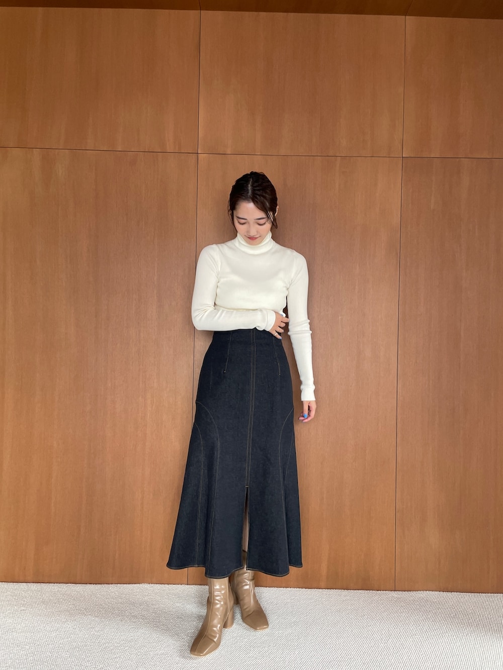 「LAGUNAMOONのミニマルカーブフォルムヒールショートブーツ（ブーツ、ベージュ系）」を使った、久保田さん（レディース・162cm）の夏コーディネートの6枚目の写真